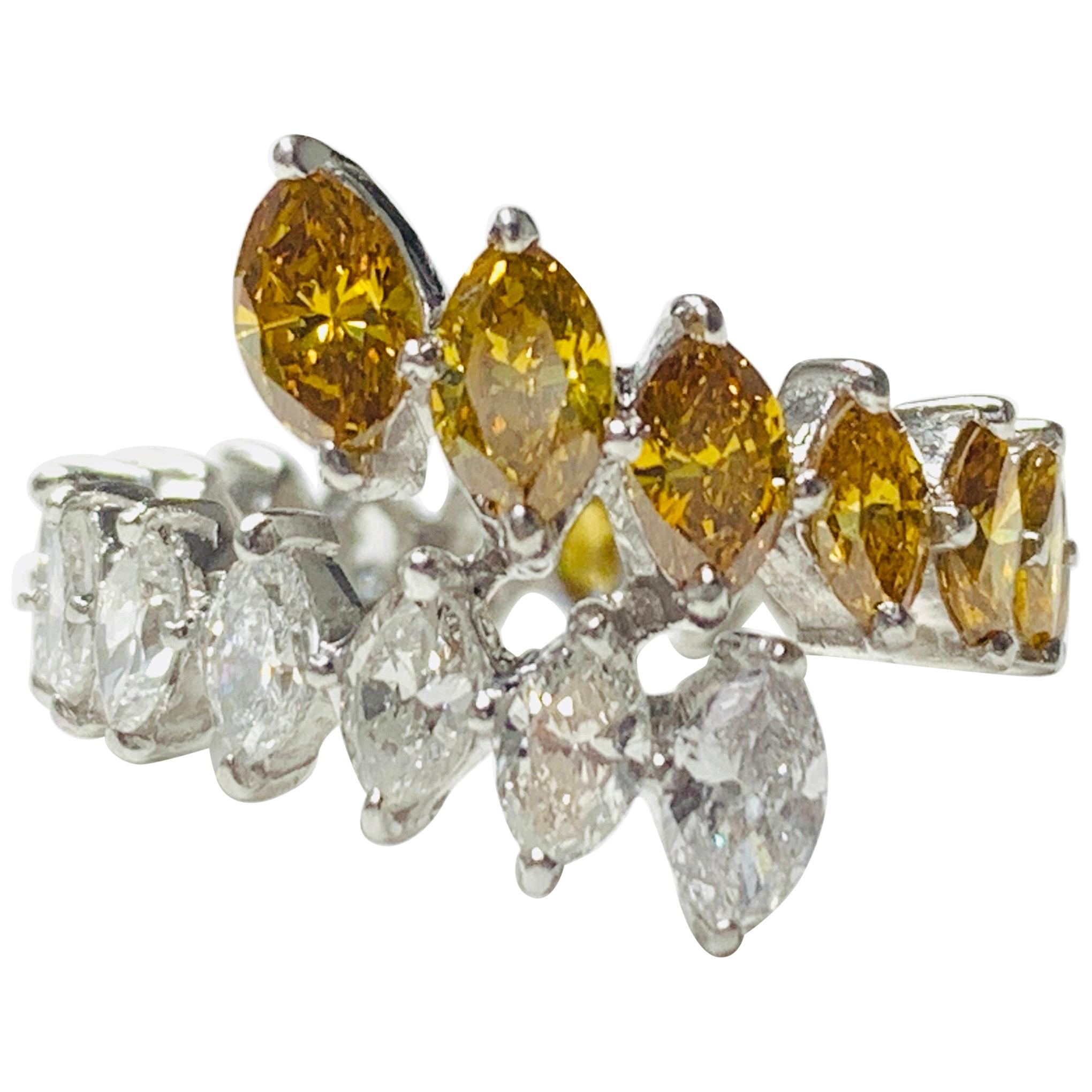 Gelber, brauner Marquise-Diamant und weißer Diamant-Ring aus 18 Karat Ring im Angebot