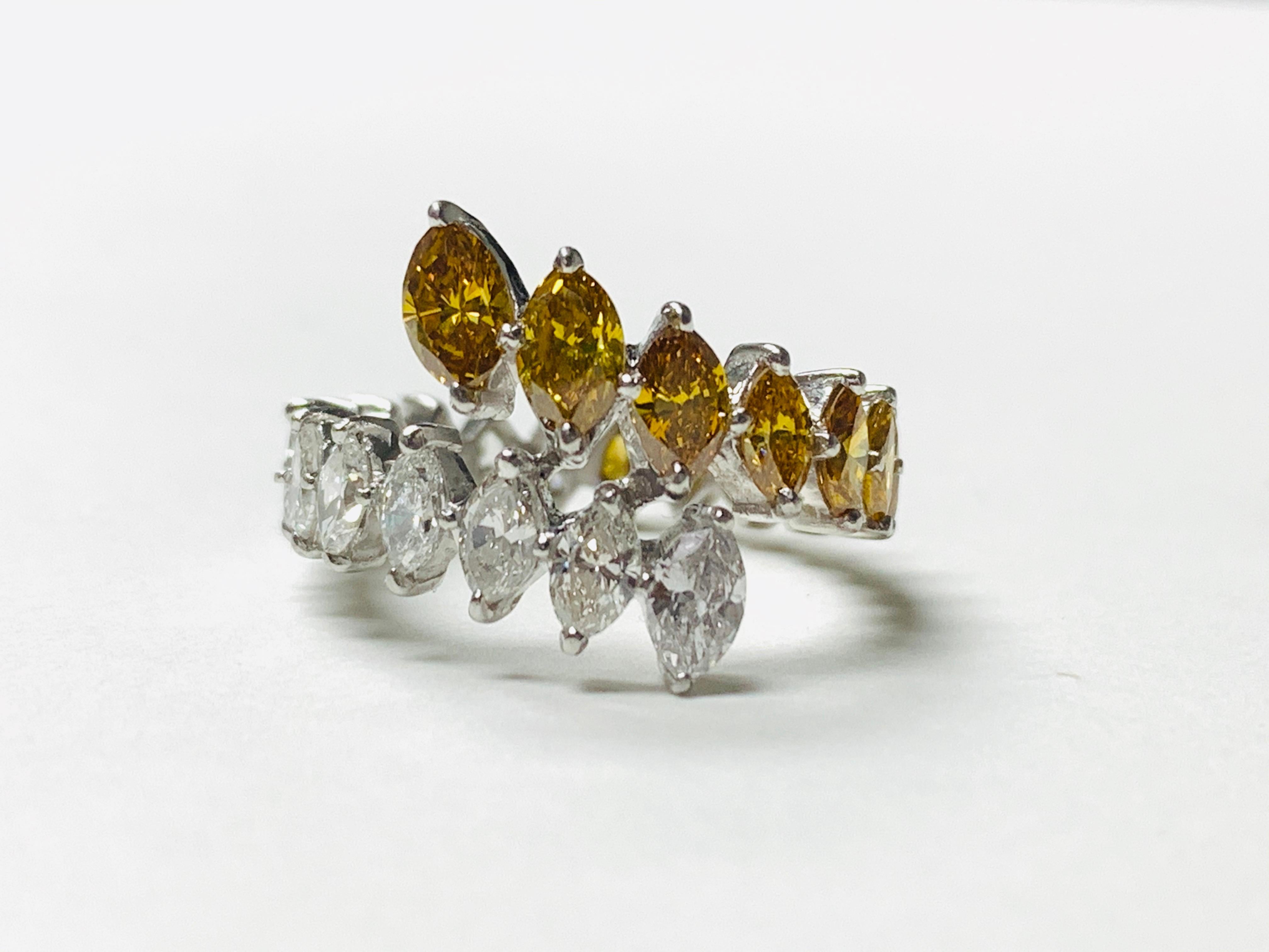 Klassischer und doch moderner Ring mit einem gelbbraunen Marquise-Diamanten und einem weißen Diamanten in 18 Karat Weißgold. 
Die Einzelheiten sind wie folgt: 
Gewicht des Diamanten : 3 Karat 
Metall : 18k Weißgold 
Ringgröße : 6 

