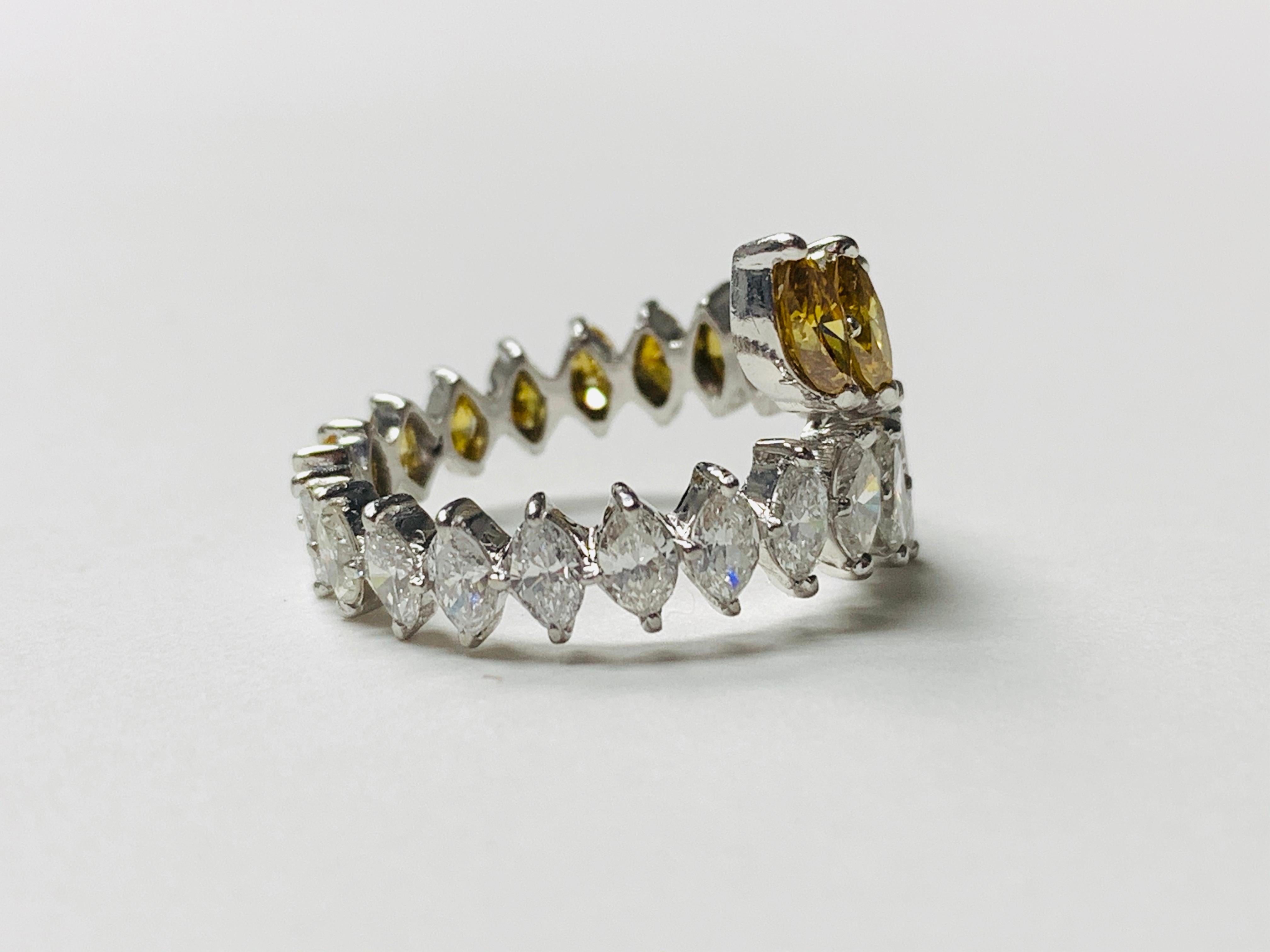 Gelber, brauner Marquise-Diamant und weißer Diamant-Ring aus 18 Karat Ring (Marquiseschliff) im Angebot