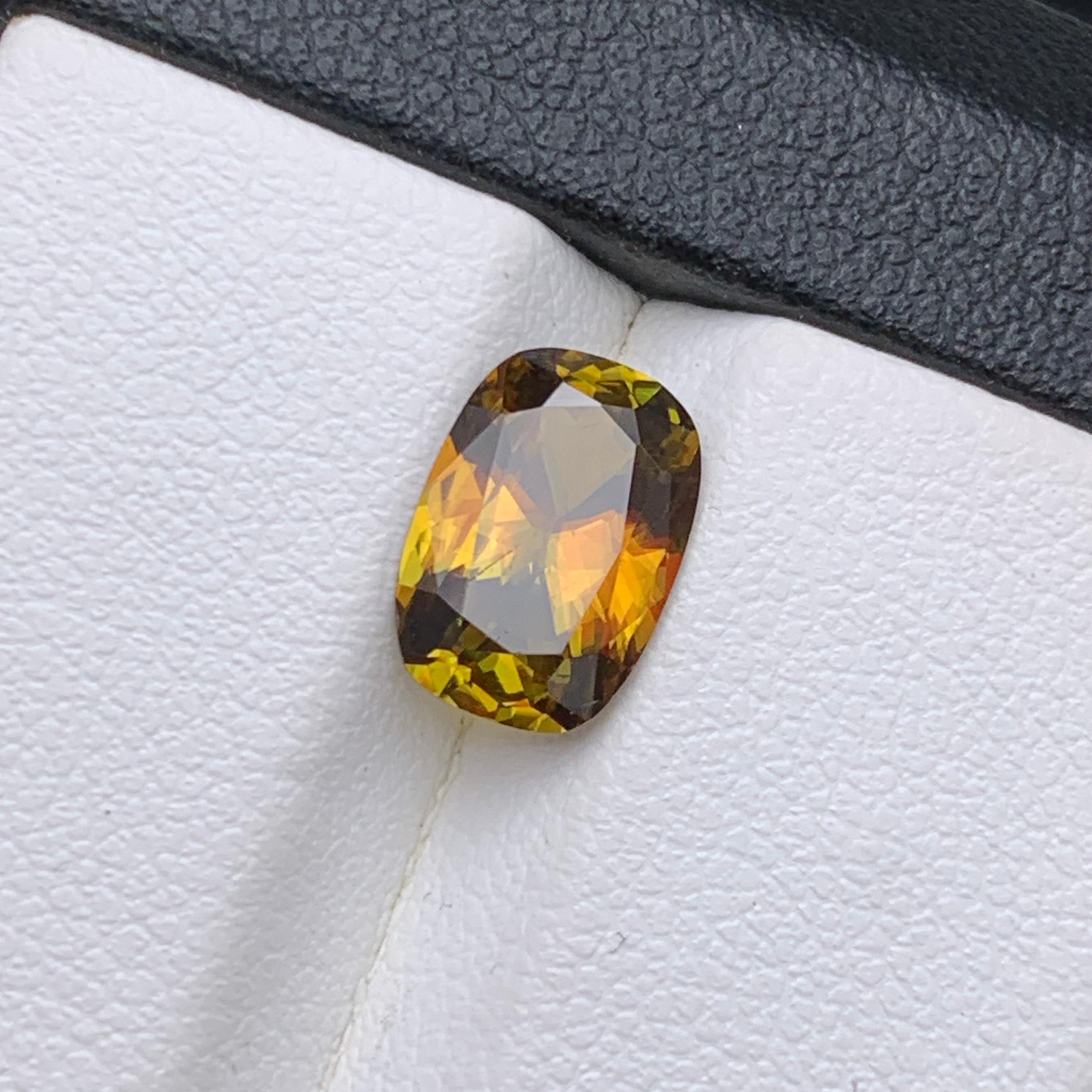 Contemporary Yellow Brown Natural Sphene (Titanite) Ring Loose Gemstone 2.20 Ct Oval Cut For Sale