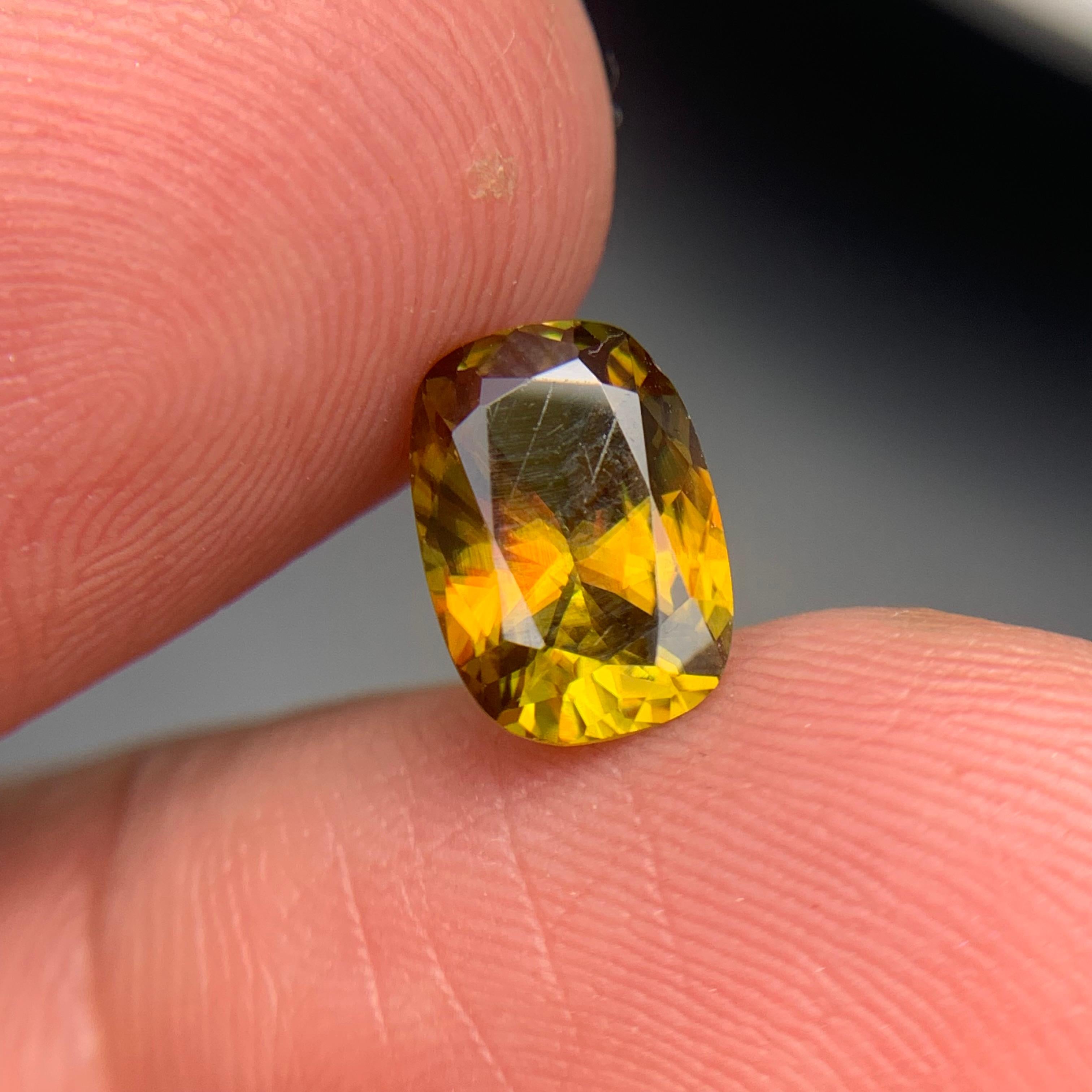 Yellow Brown Natural Sphene (Titanite) Ring Loose Gemstone 2.20 Ct Oval Cut In New Condition For Sale In Peshawar, PK