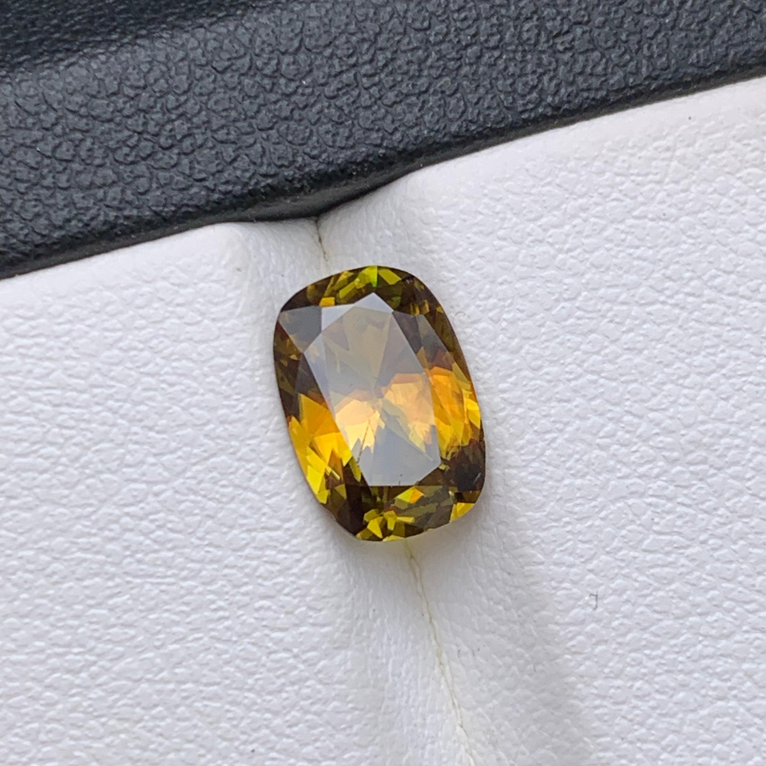 Women's or Men's Yellow Brown Natural Sphene (Titanite) Ring Loose Gemstone 2.20 Ct Oval Cut For Sale