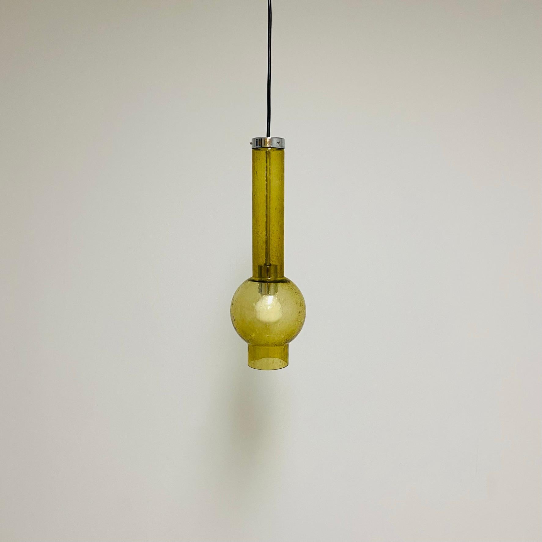 Fait main Lampe pendante « P1115 » en verre d'art jaune bullé, Staff Leuchten, Allemagne 1960 en vente
