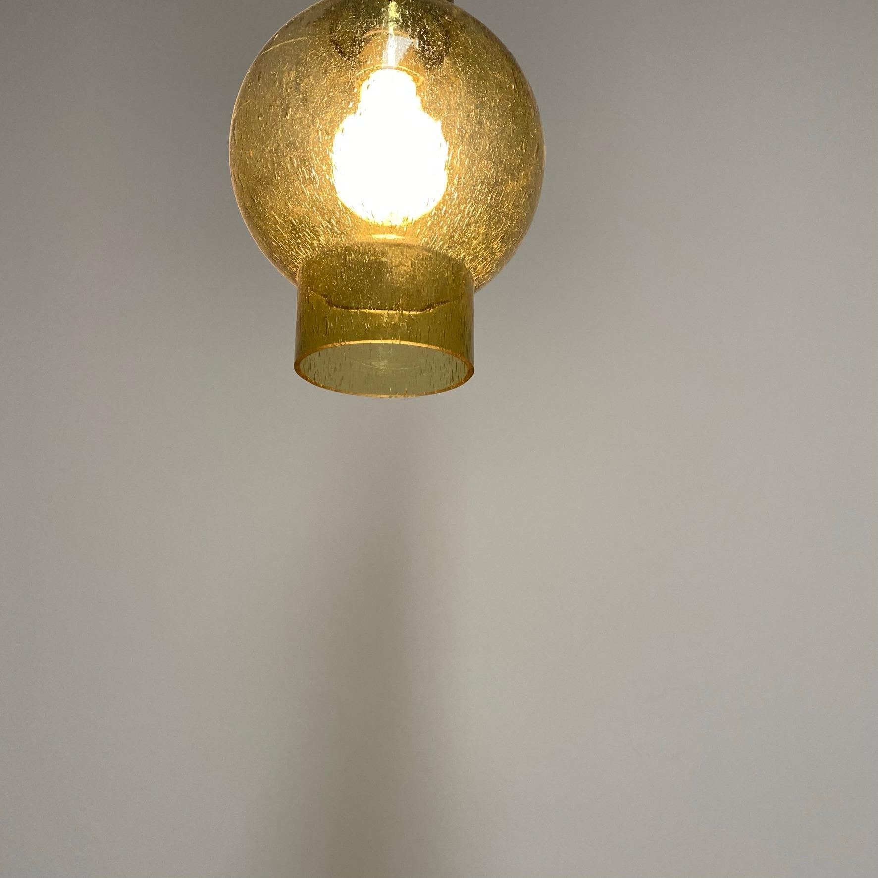 Milieu du XXe siècle Lampe pendante « P1115 » en verre d'art jaune bullé, Staff Leuchten, Allemagne 1960 en vente