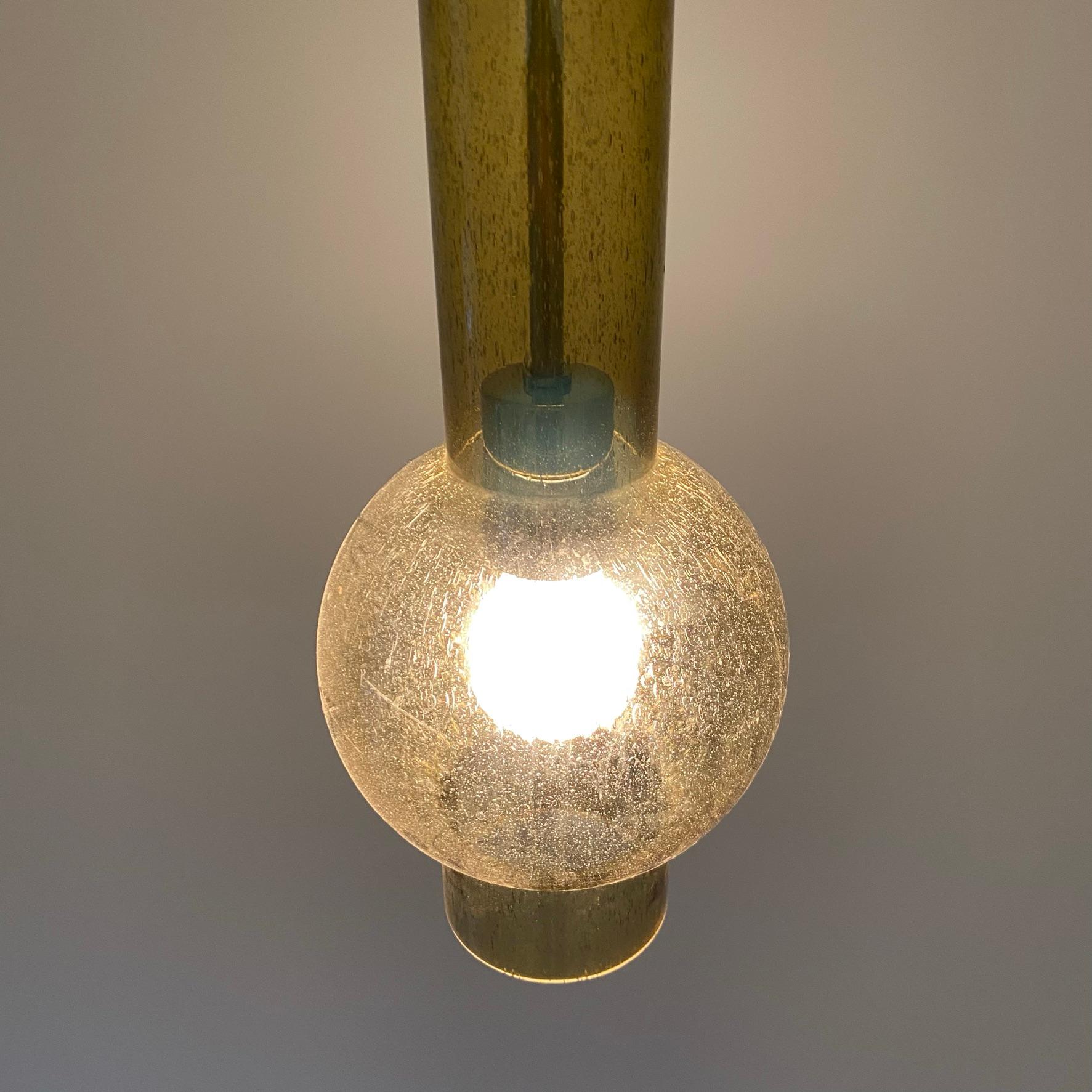 Lampe pendante « P1115 » en verre d'art jaune bullé, Staff Leuchten, Allemagne 1960 en vente 1