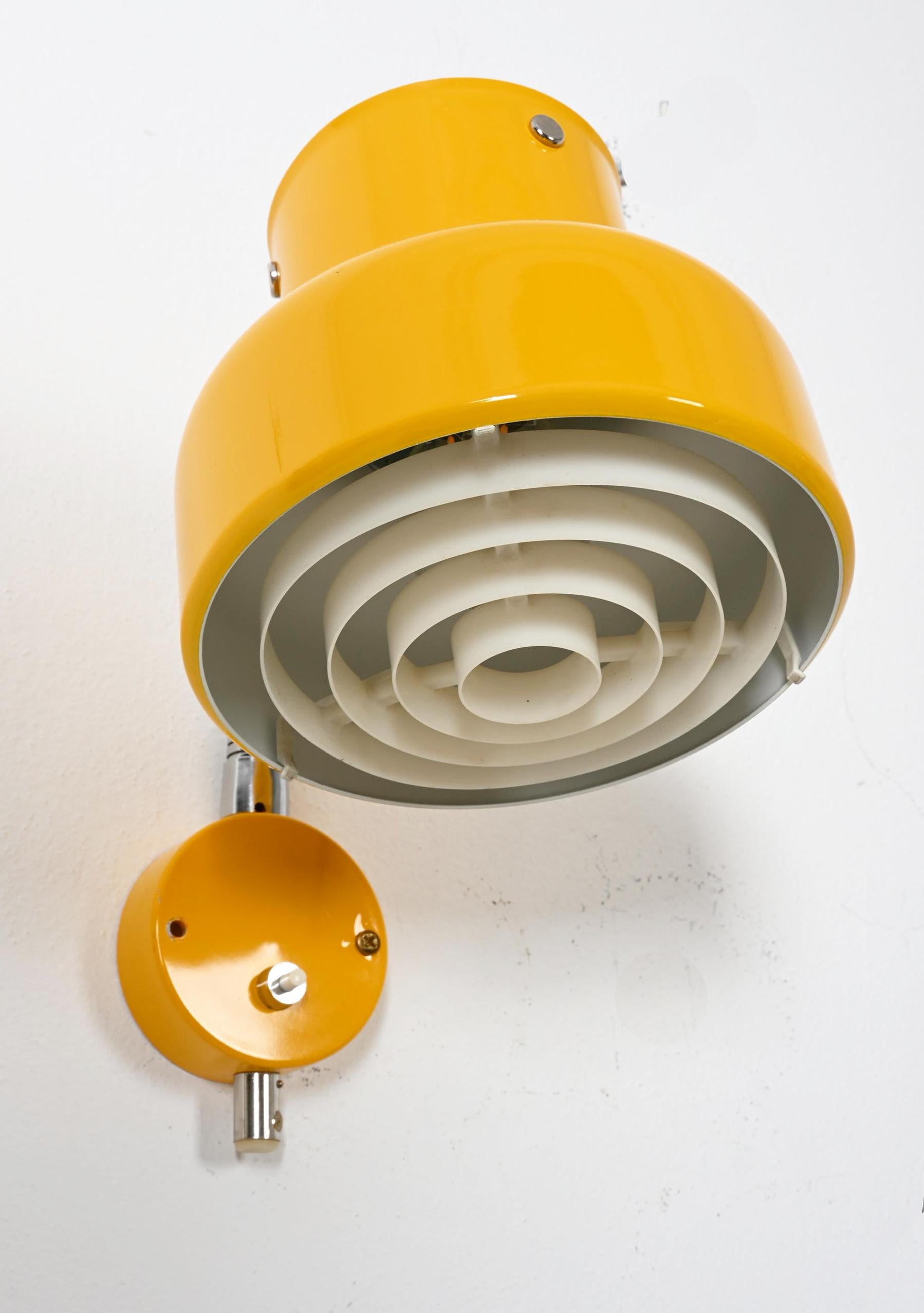 Lámpara de pared Bumling amarilla de Ateljé Lyktan Sueco en venta