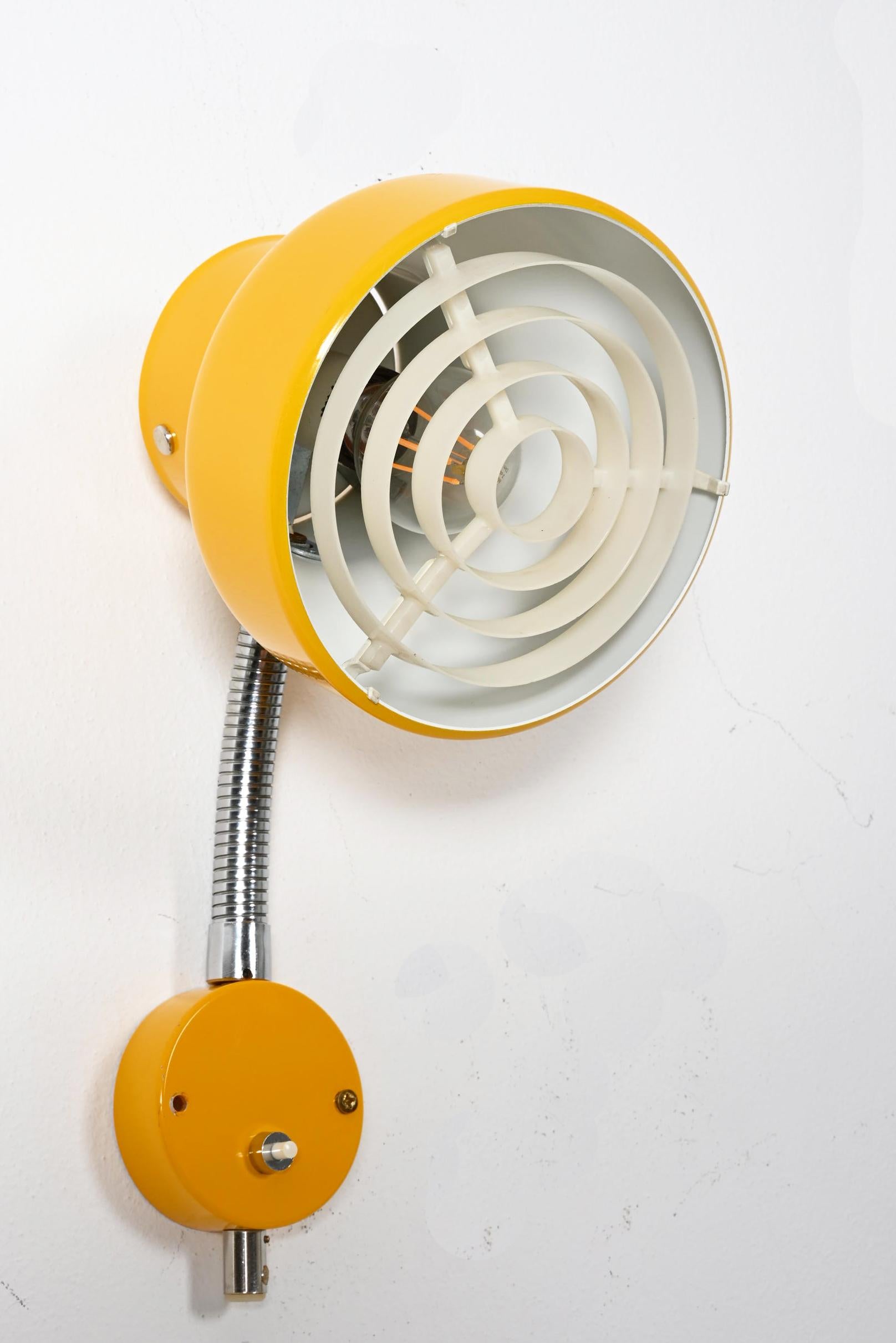 Lámpara de pared Bumling amarilla de Ateljé Lyktan finales del siglo XX en venta