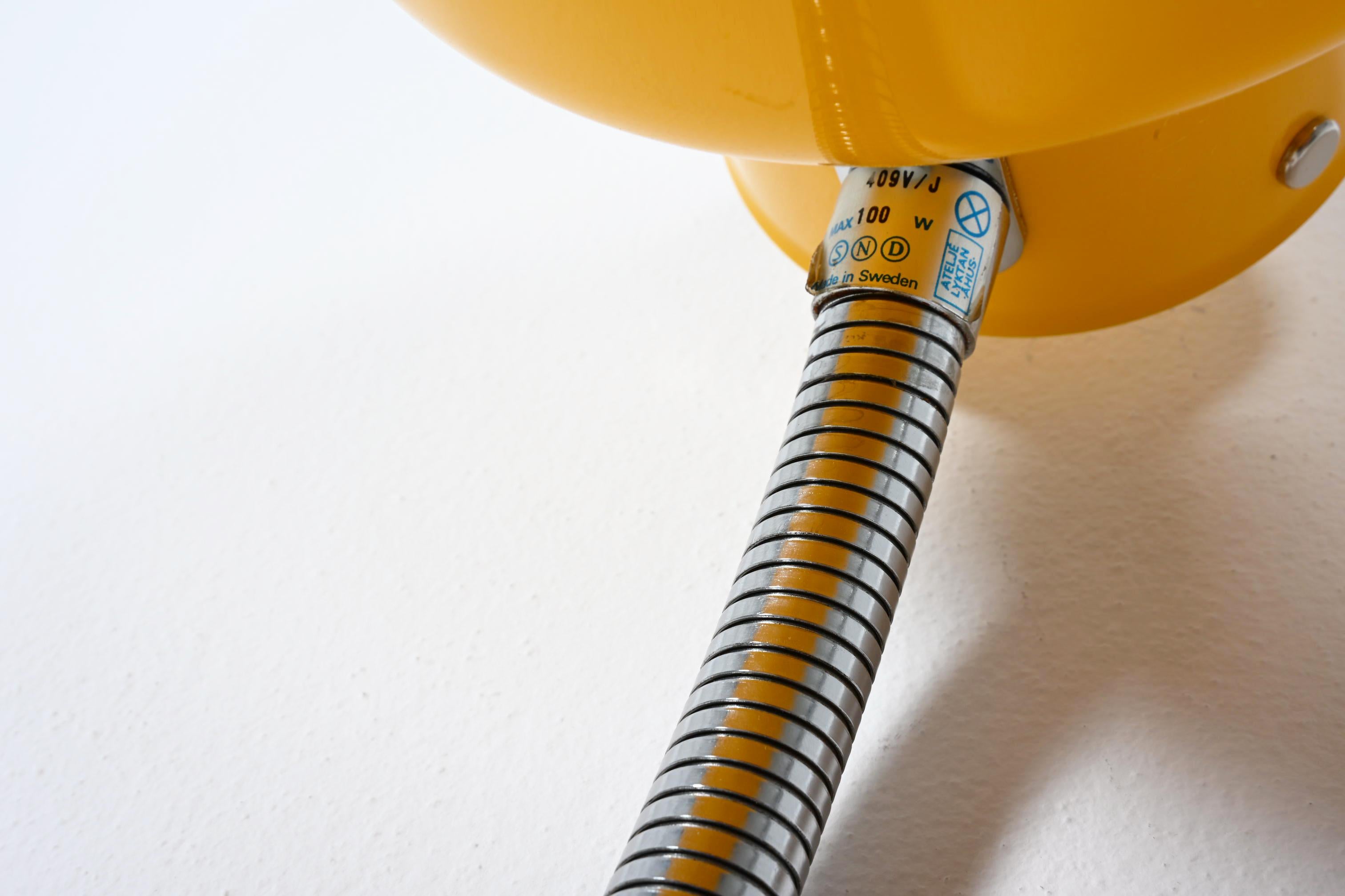 Lámpara de pared Bumling amarilla de Ateljé Lyktan Acero de corte en venta