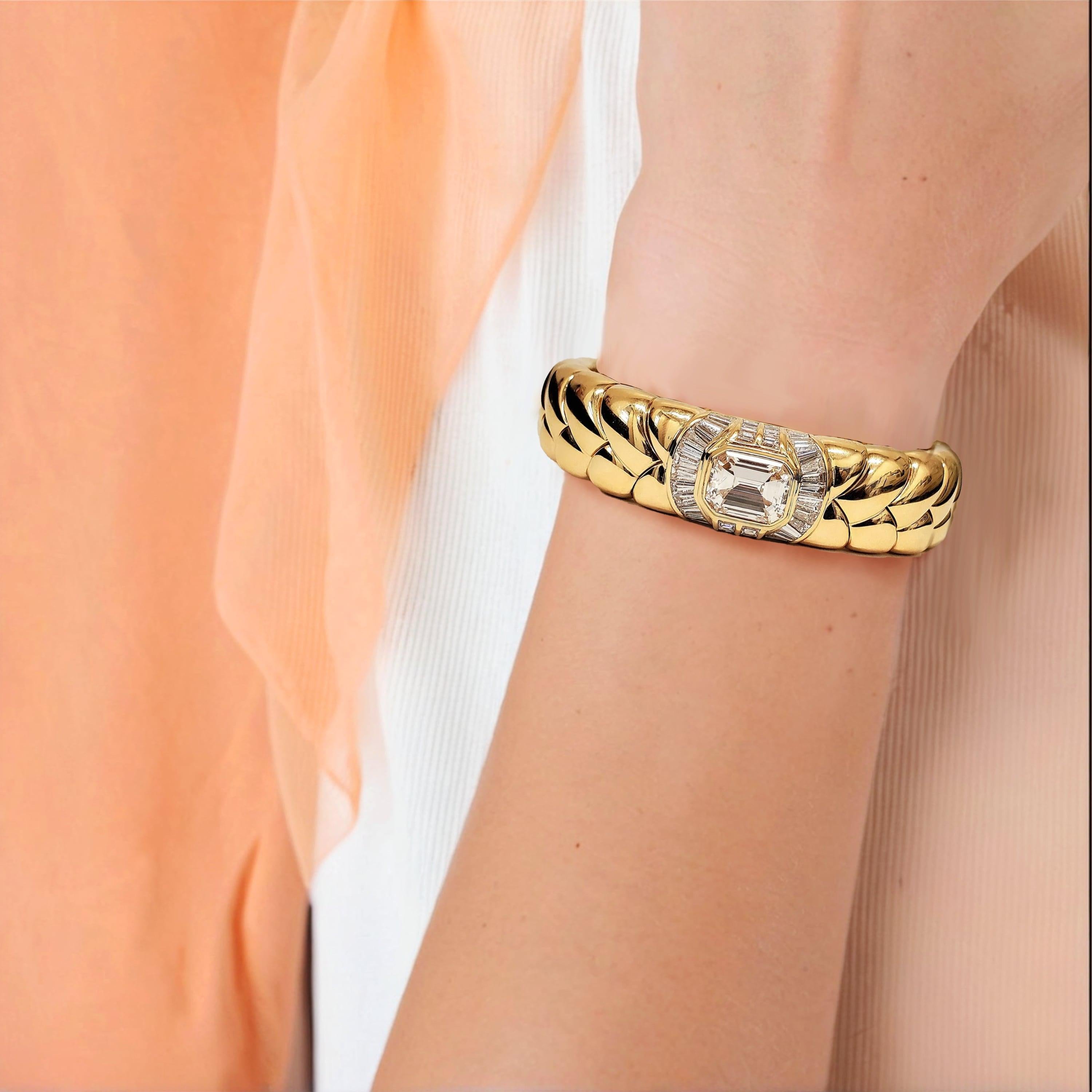 Haz una declaración audaz con la Pulsera de Diamantes Amarilla BVLGARI Bangle, una exquisita mezcla de color vibrante y lujo refinado. Elaborada en oro amarillo de 18 quilates, esta pulsera presenta una impresionante esmeralda de 4,05 quilates,