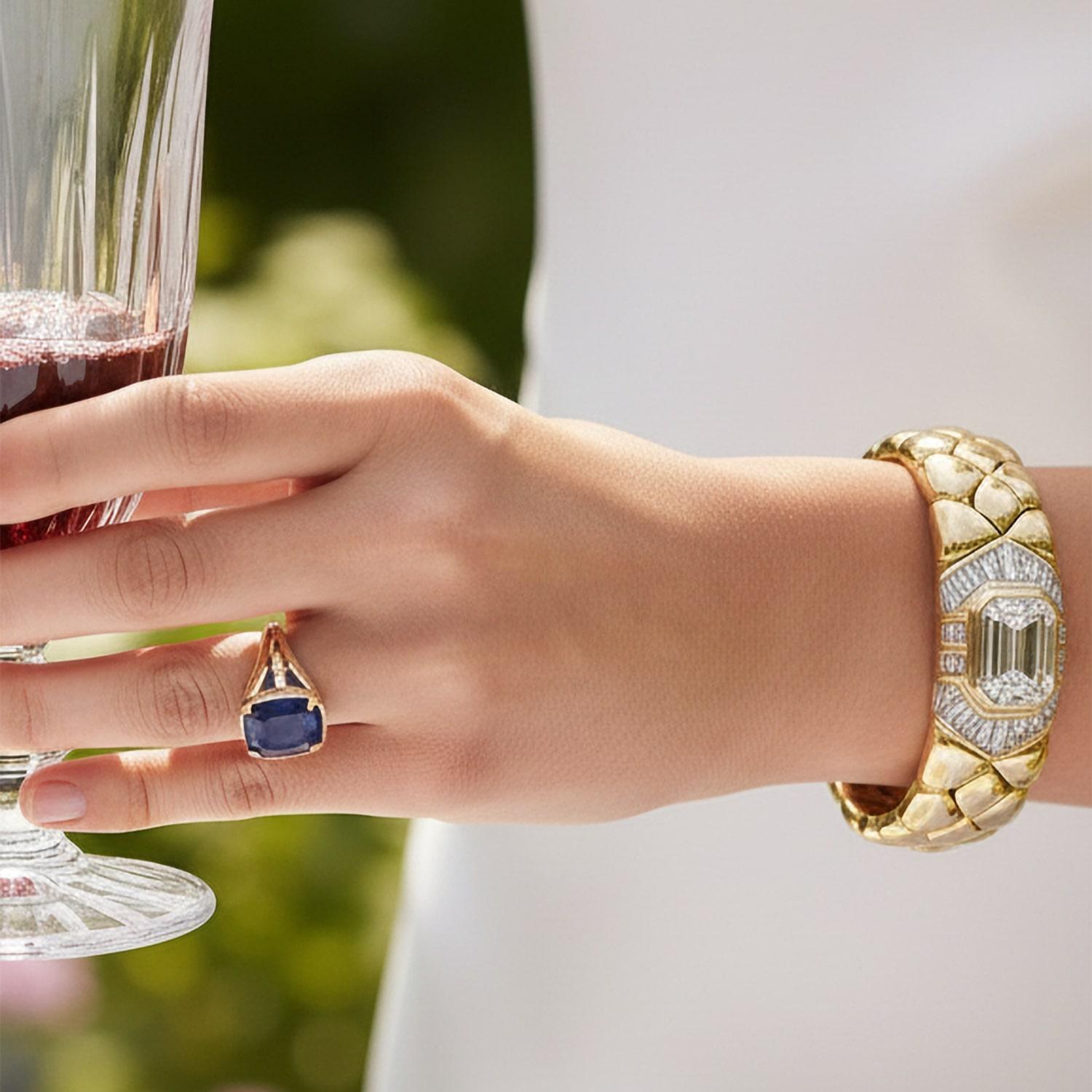 Faites une déclaration audacieuse avec le bracelet jaune à diamants Bvlgari, un mélange exquis de couleurs vibrantes et de luxe raffiné. Fabriqué en or jaune 18 carats, ce bracelet est orné d'une magnifique émeraude de 4,05 carats, complétée par 41