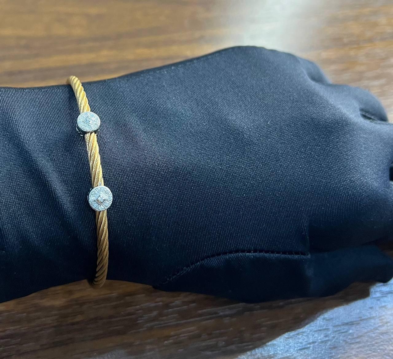 Pulsera trenzada con filigrana de diamantes en oro blanco de 18 quilates The Row amarilla en venta 5