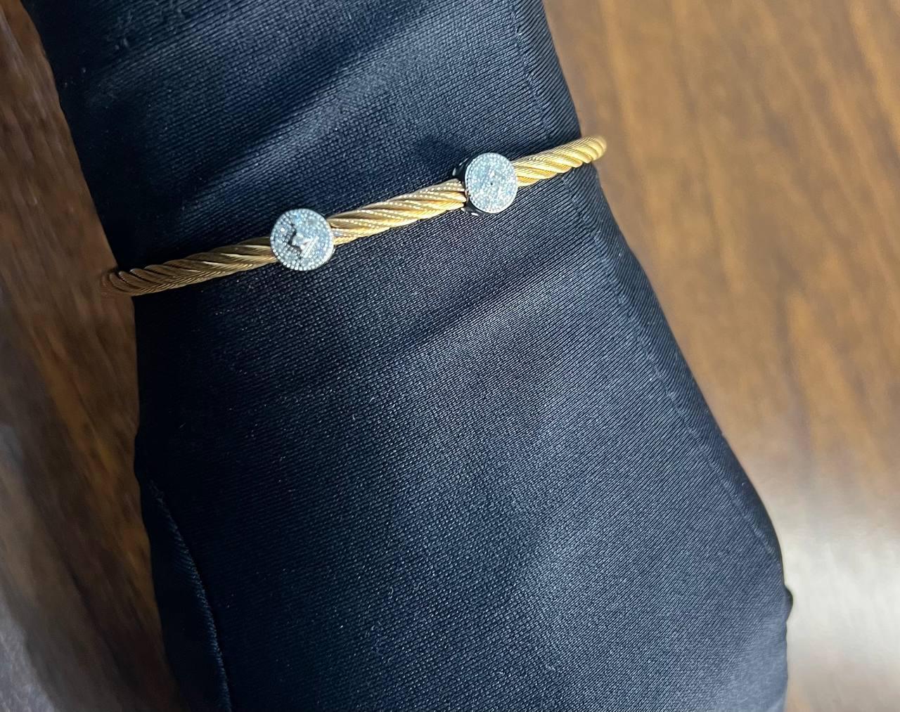 Pulsera trenzada con filigrana de diamantes en oro blanco de 18 quilates The Row amarilla en venta 6