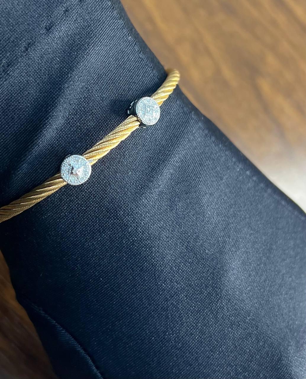 Pulsera trenzada con filigrana de diamantes en oro blanco de 18 quilates The Row amarilla en venta 4