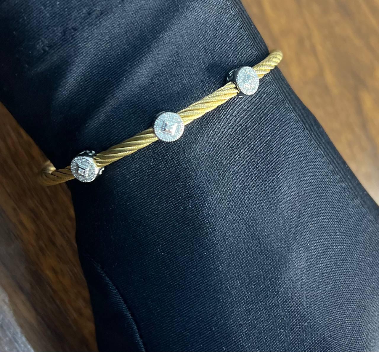 The Row Amarillo con Diamantes Filigrana de Oro Blanco de 18 Kilates Pulsera de Declaración en venta 1