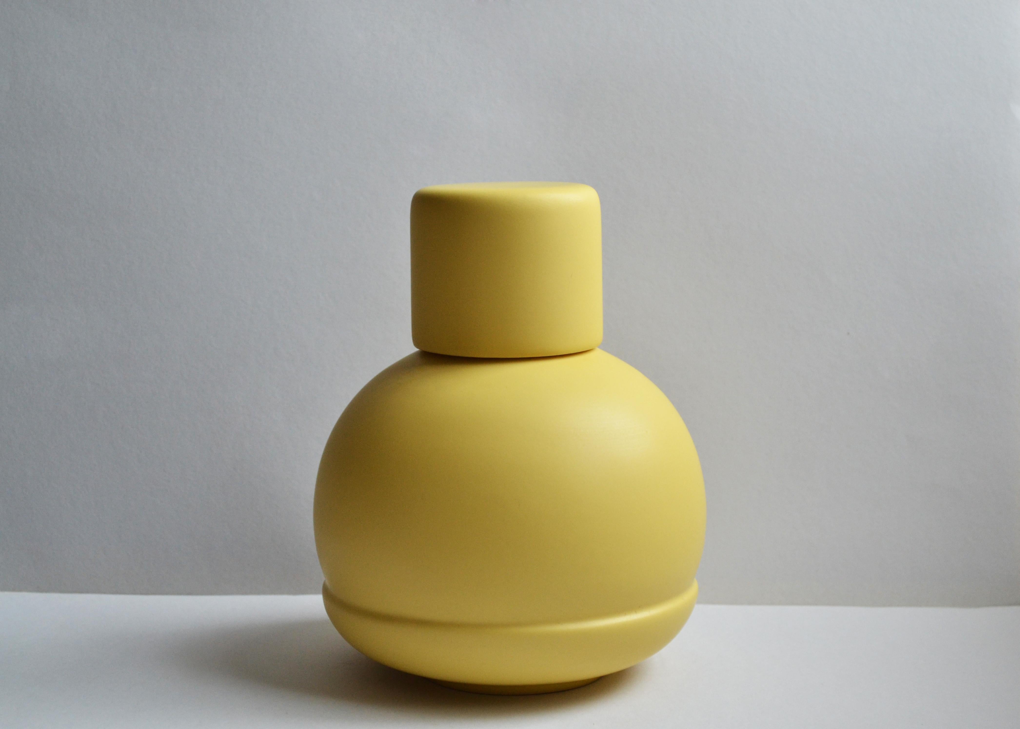 Gelbes Karaffen und Gläser. Inspiriert von traditionellen Krugkrügen aus Keramik im Angebot 4