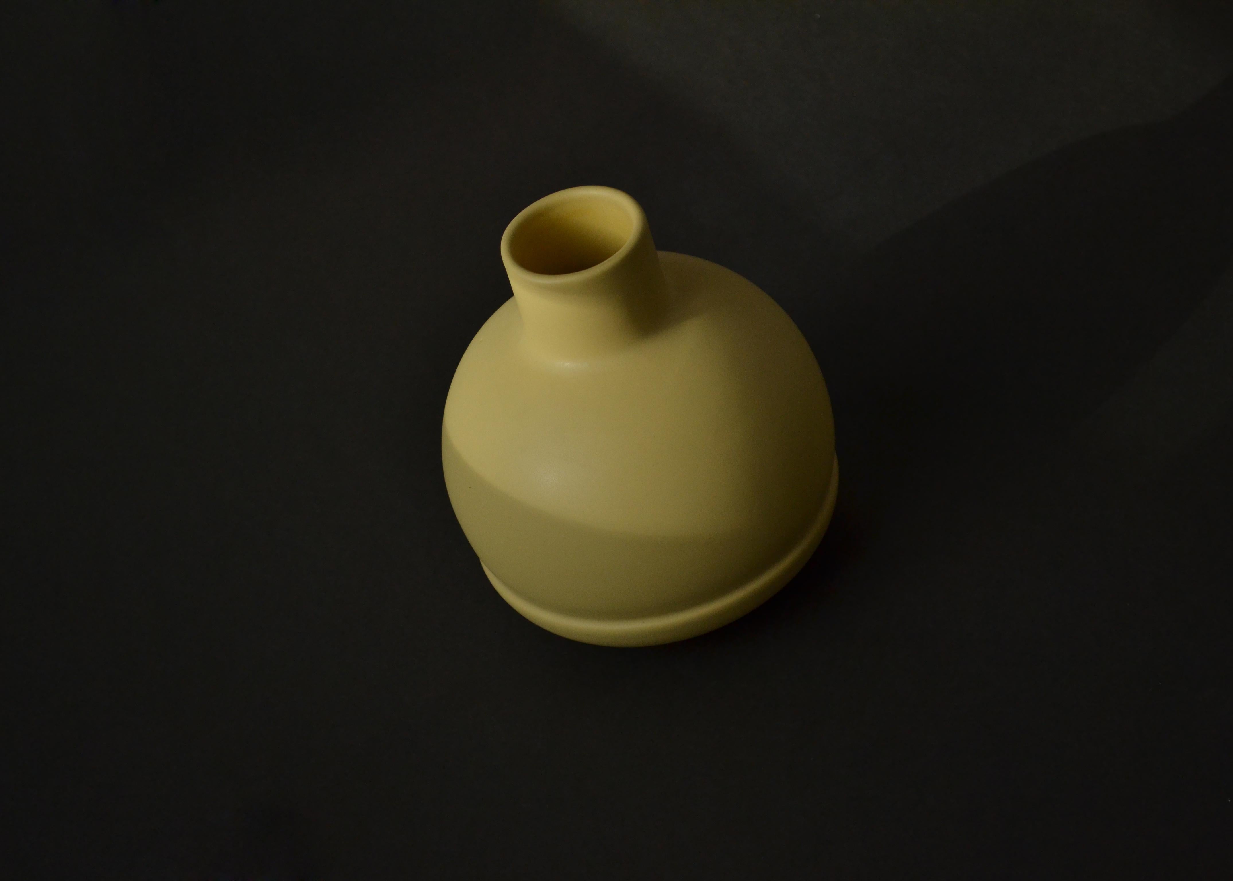 Yellow Carafe and glasses. Inspired by Traditional Ceramic Jug Pitchers In New Condition For Sale In London, GB