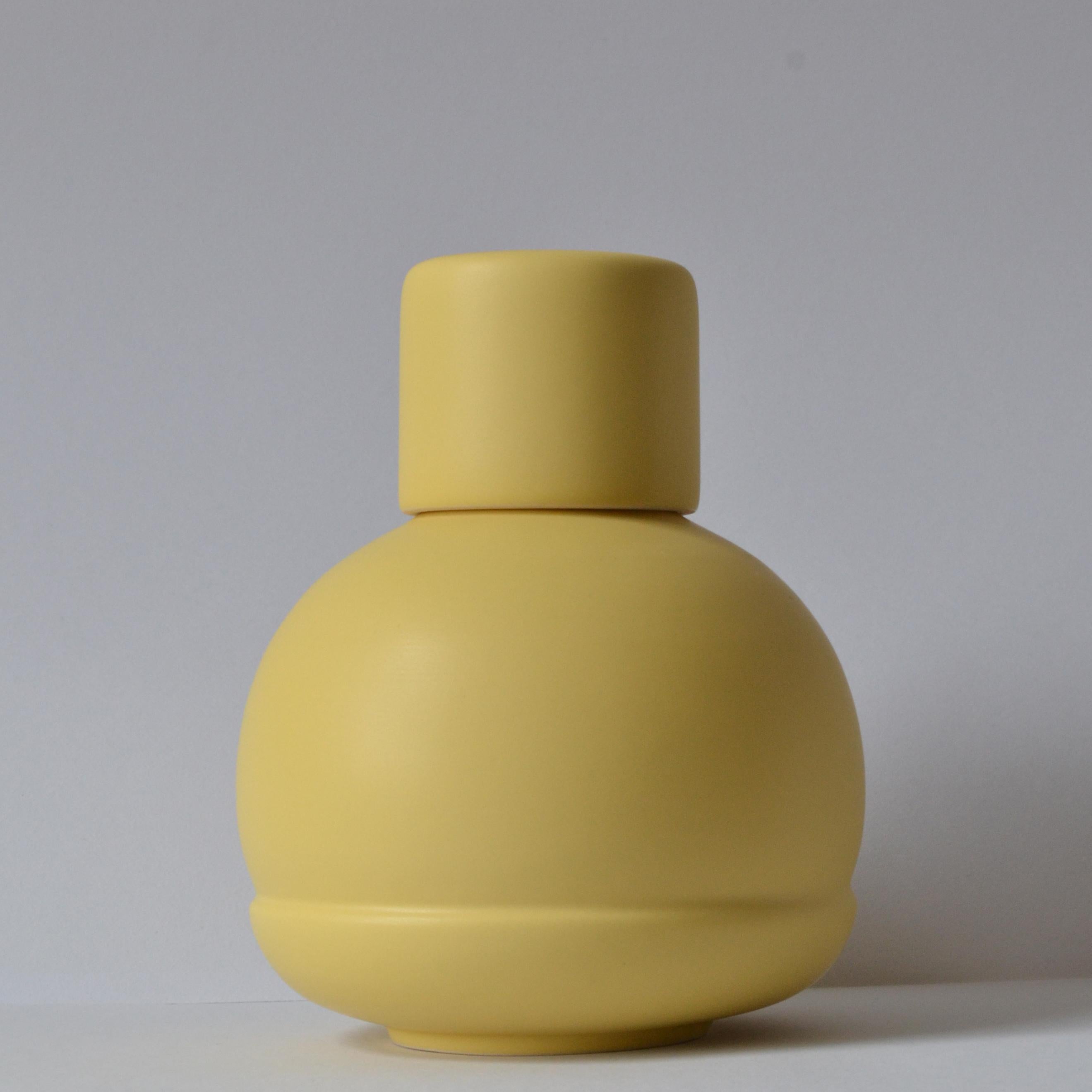 Gelbes Karaffen und Gläser. Inspiriert von traditionellen Krugkrügen aus Keramik im Angebot 2