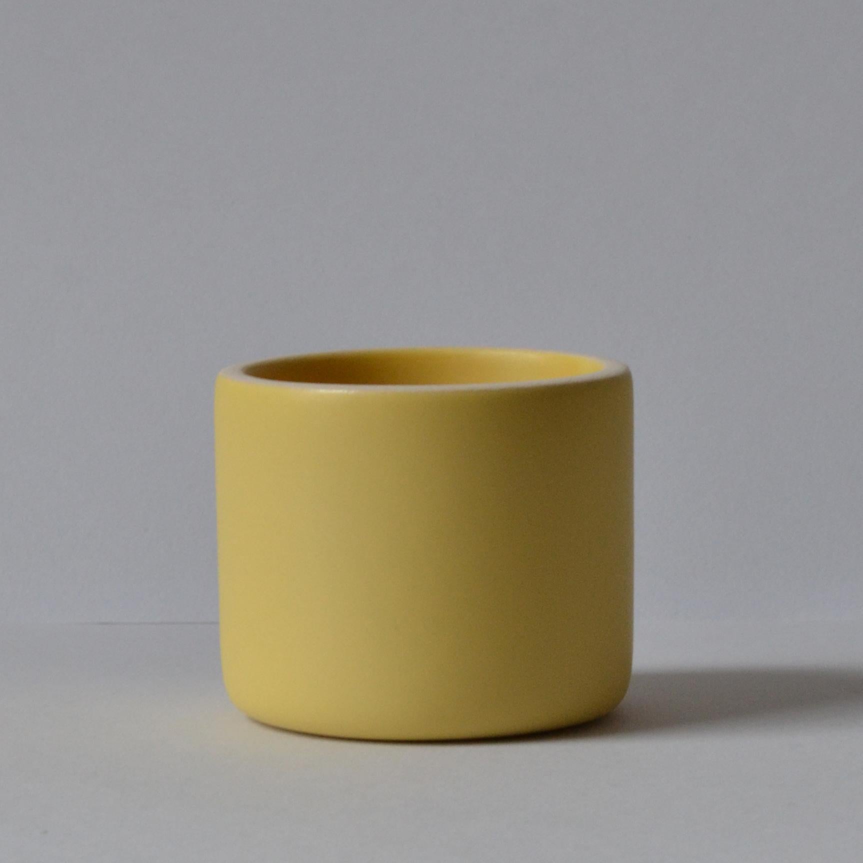 Gelbes Karaffen und Gläser. Inspiriert von traditionellen Krugkrügen aus Keramik im Angebot 3
