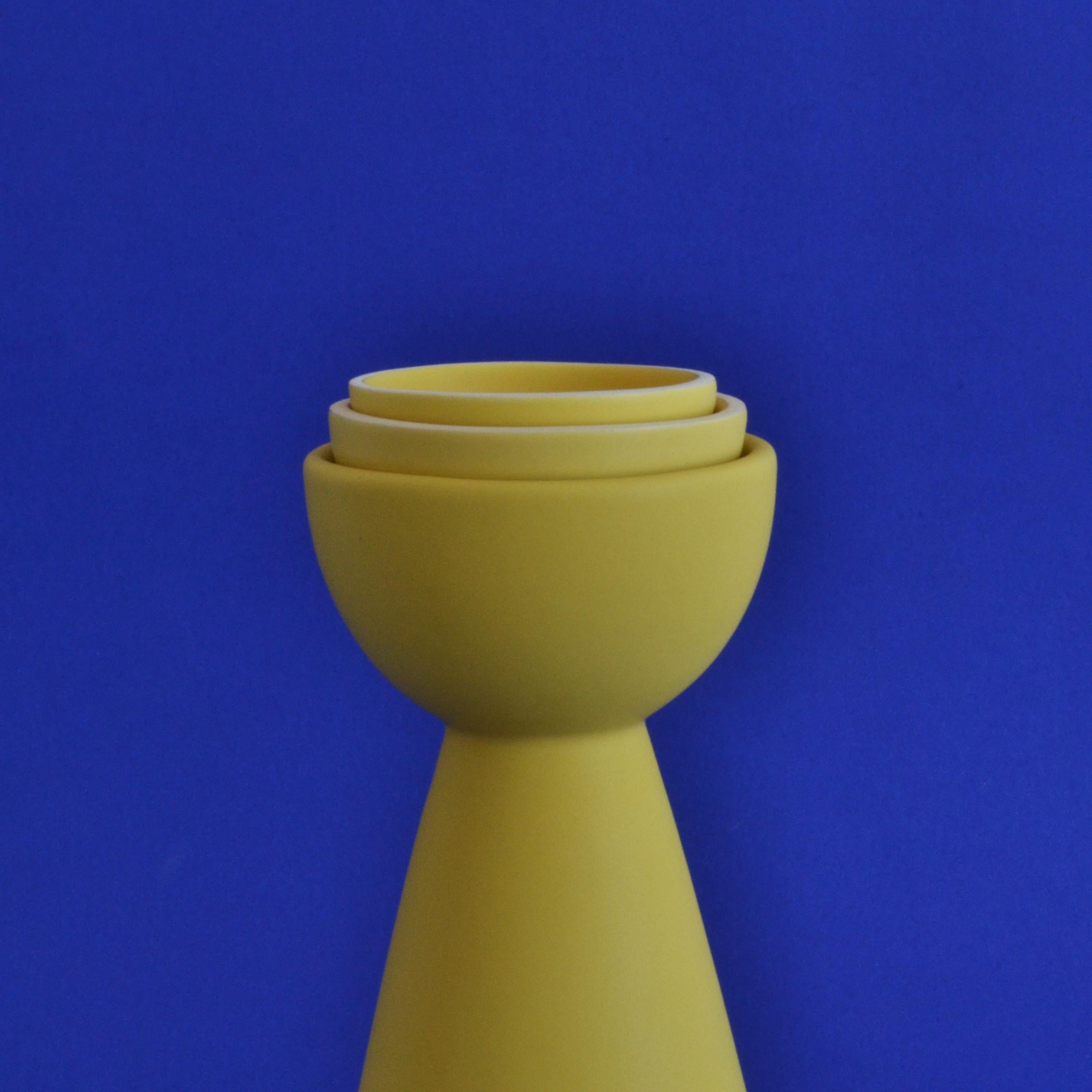 Vernissé Carafe jaune contemporaine inspirée de la cruche traditionnelle pour le mezcal en vente
