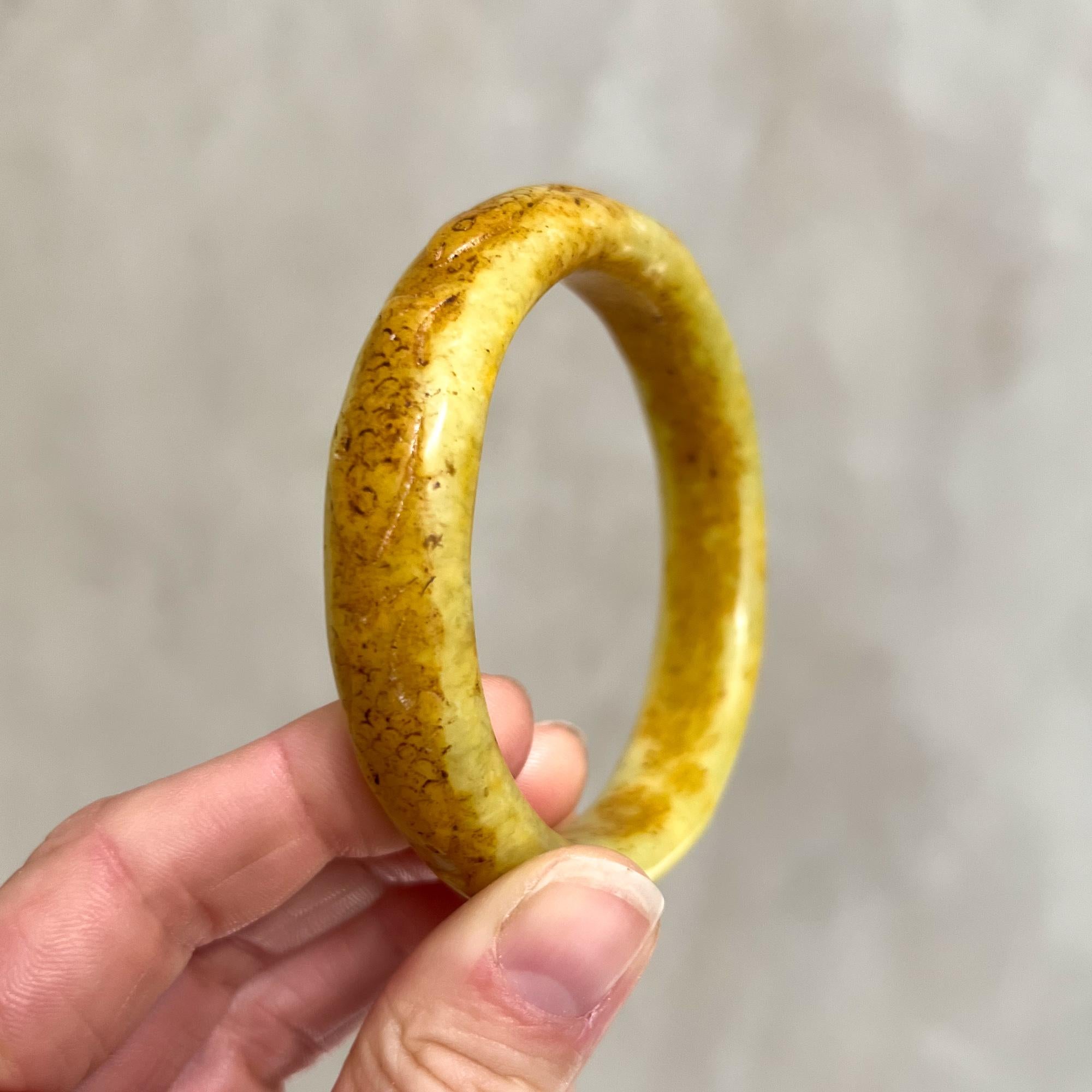 Yellow Carved Fish Serpentine Mid-Century Bangle Bracelet In Good Condition For Sale In Rotterdam, NL