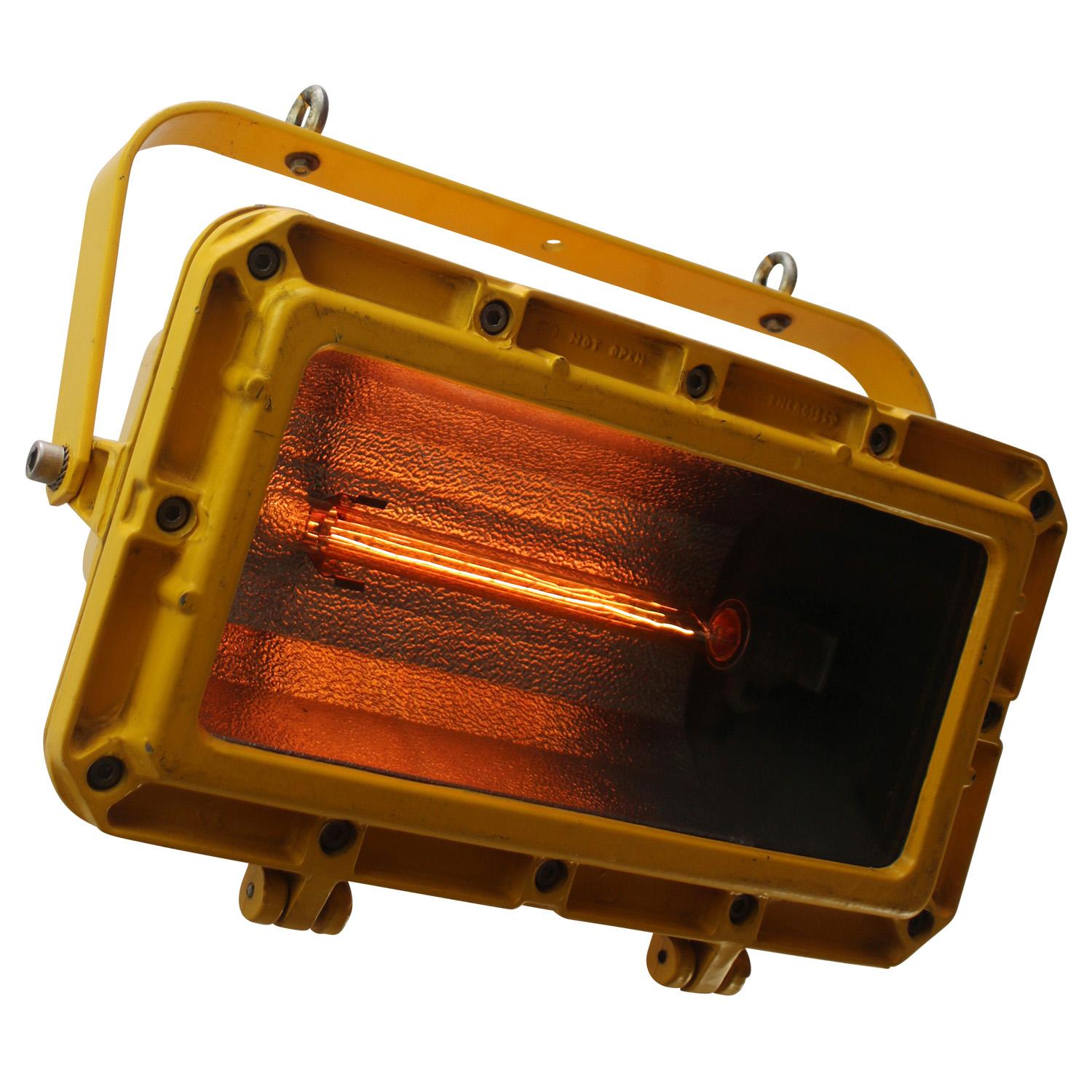 Gelbes Gusseisen Italienisch Vintage Industrial Airport Pendel Lights (Gegossen) im Angebot