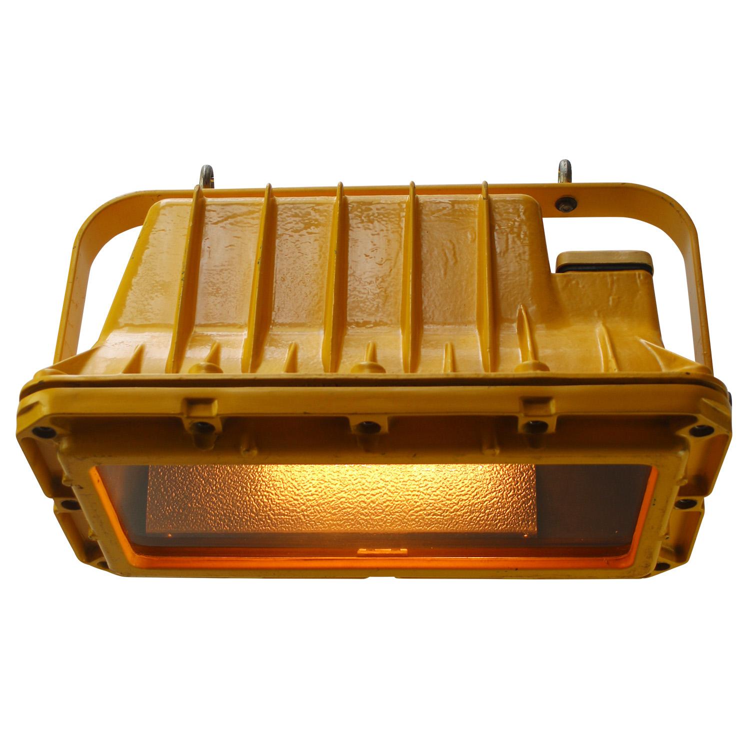 Gelbes Gusseisen Italienisch Vintage Industrial Airport Pendel Lights im Zustand „Gut“ im Angebot in Amsterdam, NL
