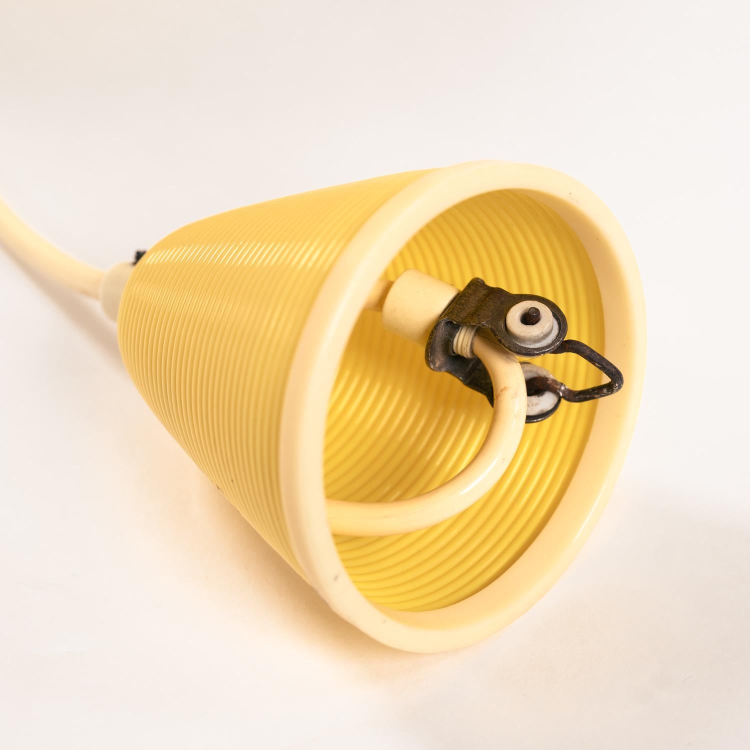 Lampe suspendue jaune cellulose d'A.R.P et Rotaflex, 1970 en vente 3