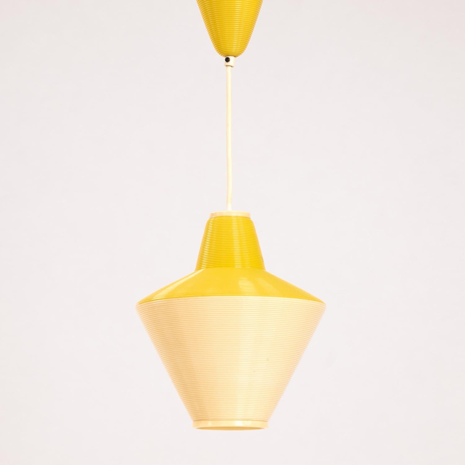 Lampe suspendue en cellulose jaune par A.R.P et Rotaflex.
Pendule Rotaflex simple d'après un projet de Yasha Heifetz des années 60.

Lampe suspendue minimaliste en plastique. Le corps symétrique du Luminaire est constitué d'une matière plastique