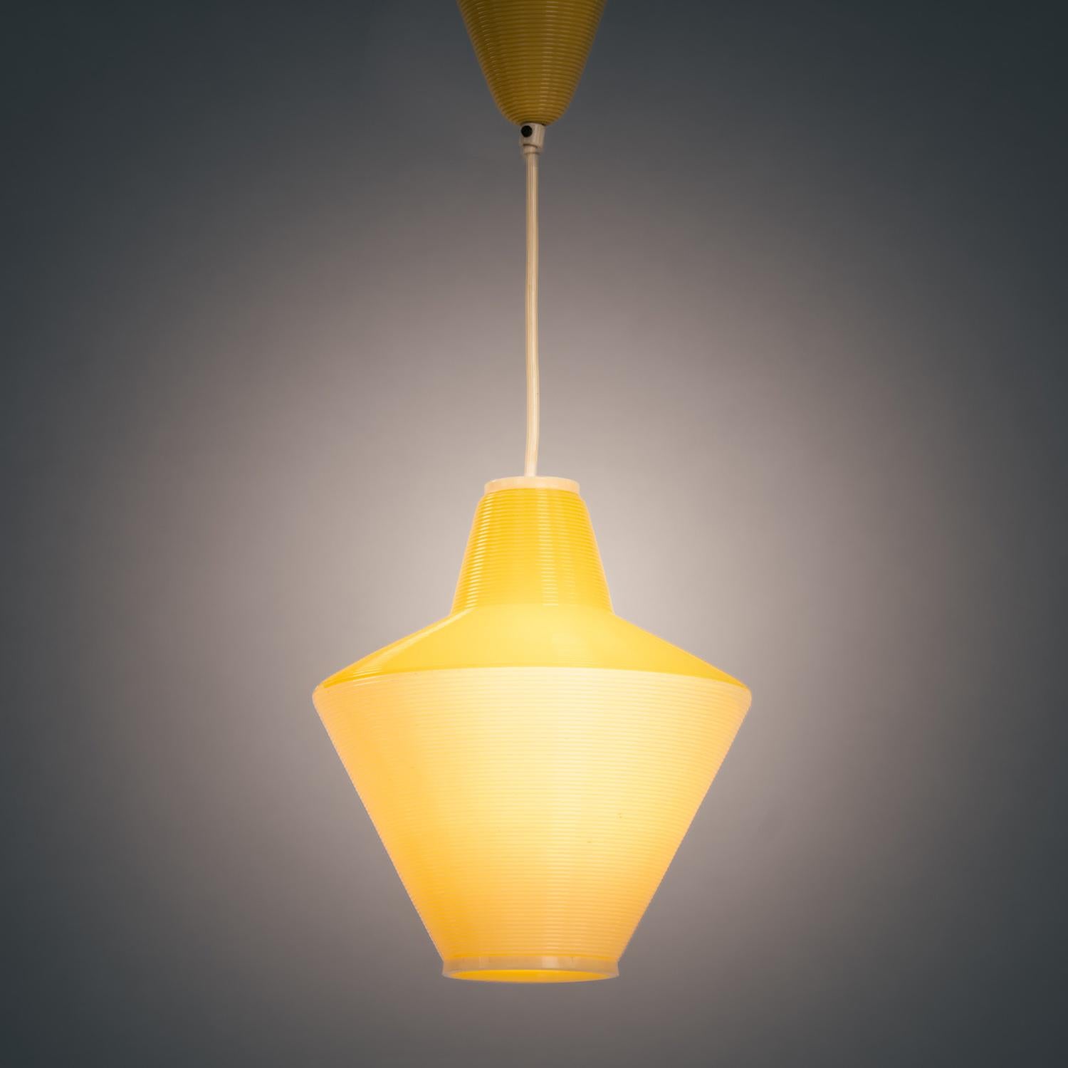 Mid-Century Modern Lampe suspendue jaune cellulose d'A.R.P et Rotaflex, 1970 en vente