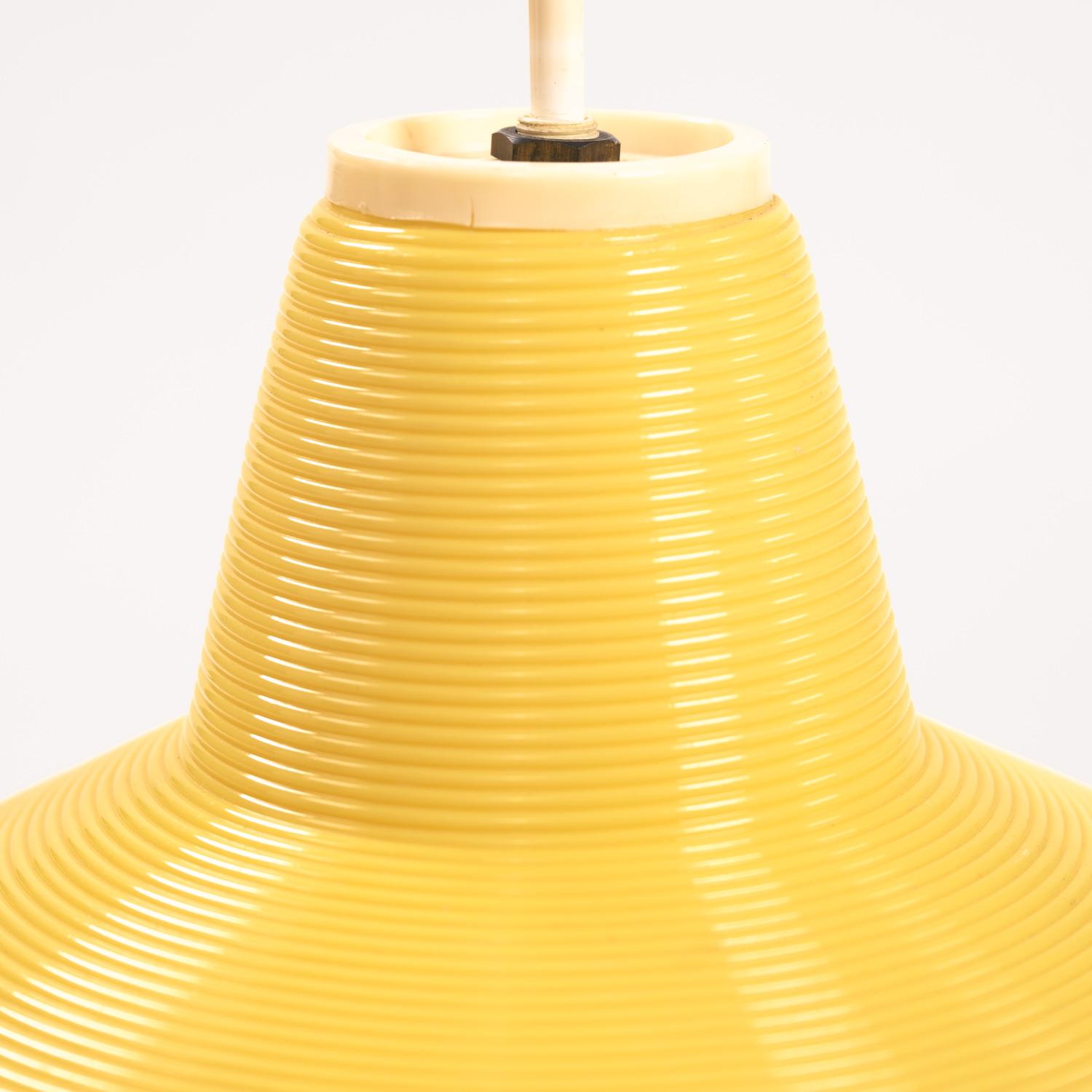 Français Lampe suspendue jaune cellulose d'A.R.P et Rotaflex, 1970 en vente