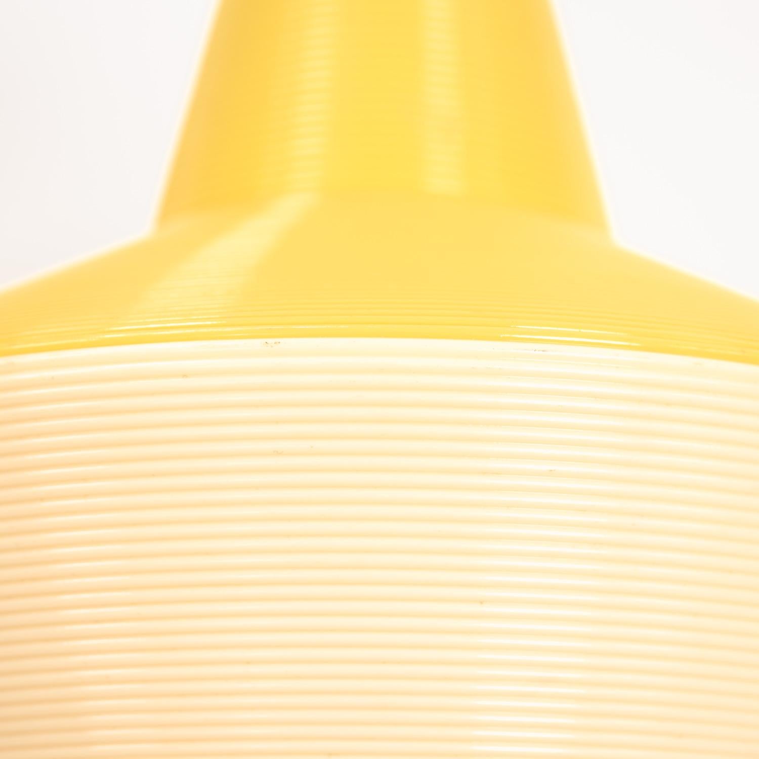 Fin du 20e siècle Lampe suspendue jaune cellulose d'A.R.P et Rotaflex, 1970 en vente