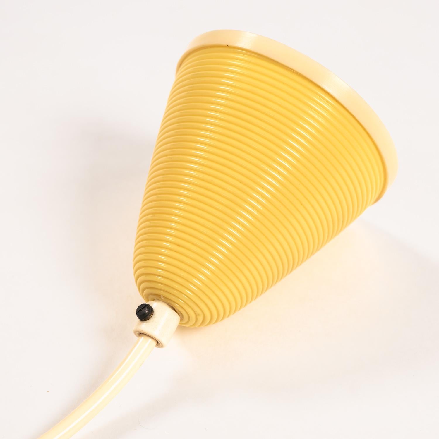 Lampe suspendue jaune cellulose d'A.R.P et Rotaflex, 1970 en vente 2