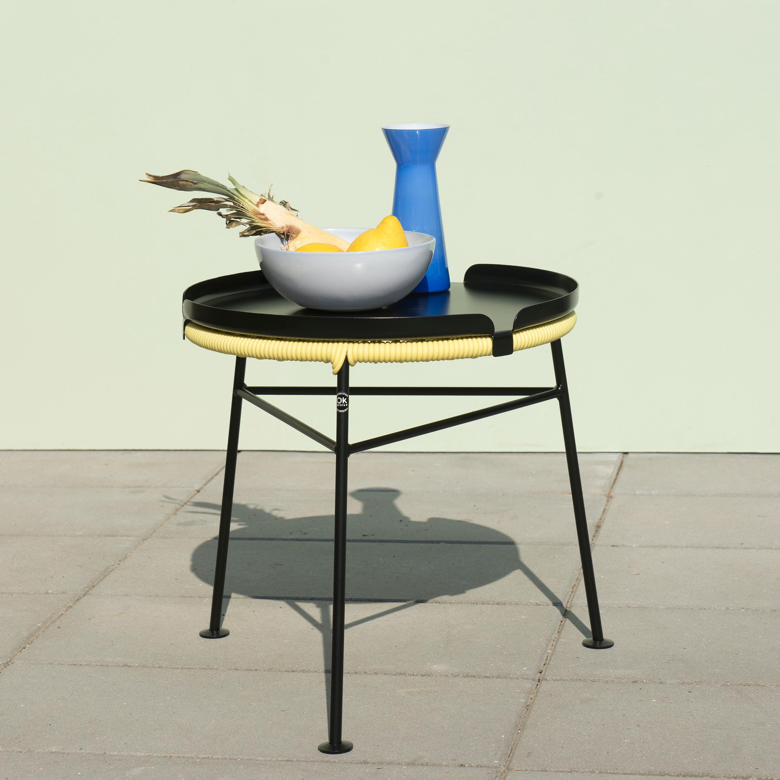 Tabouret Centro jaune avec plateau noir par OK Design/One
Dimensions : D 42 x H 42 cm.
Matériaux : Métal peint par poudrage, cordon en PVC.

Disponible dans d'autres couleurs. Veuillez nous contacter.

Le tabouret Centro est un tabouret rond coloré