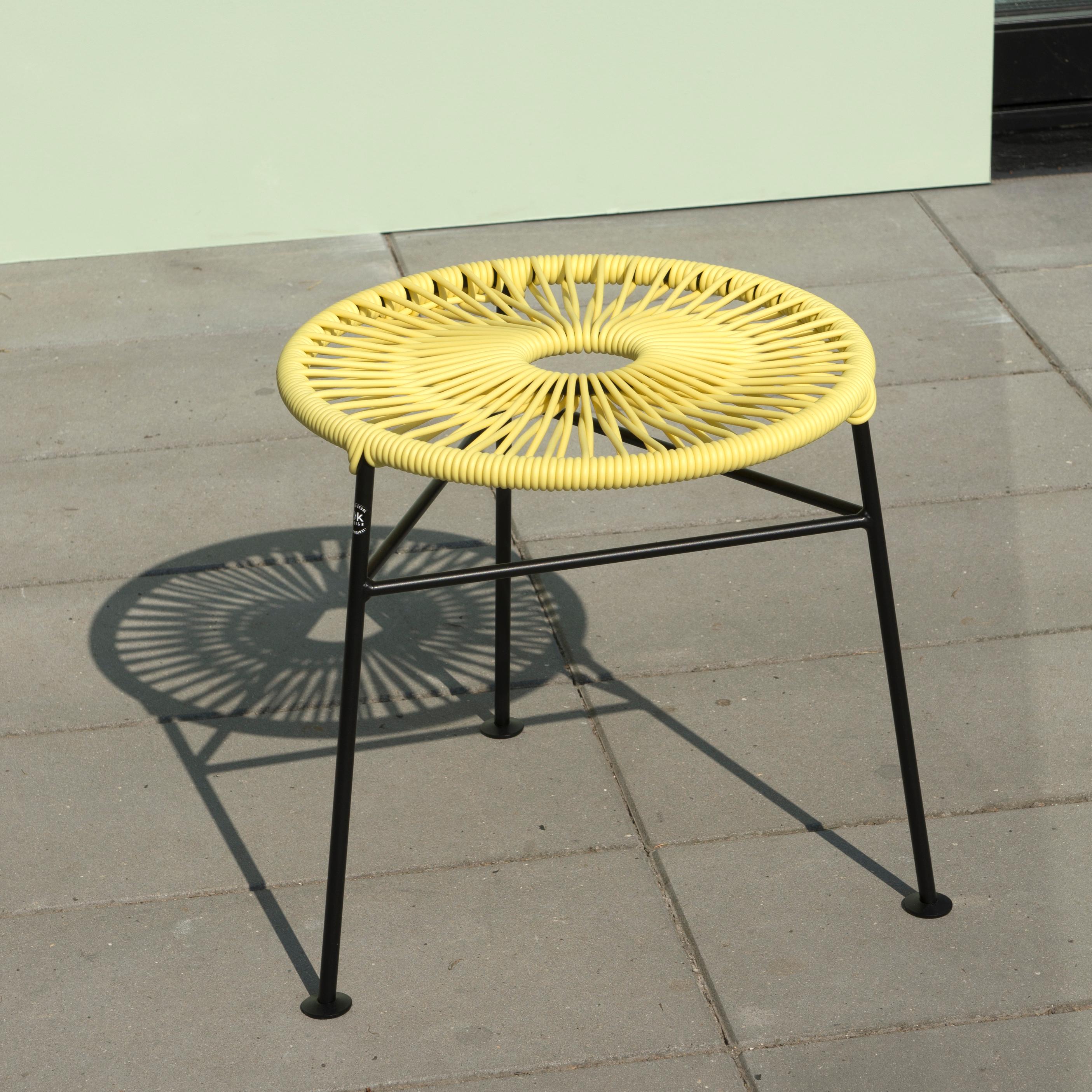 Postmoderne Tabouret Centro jaune avec plateau noir par OK Design/One en vente