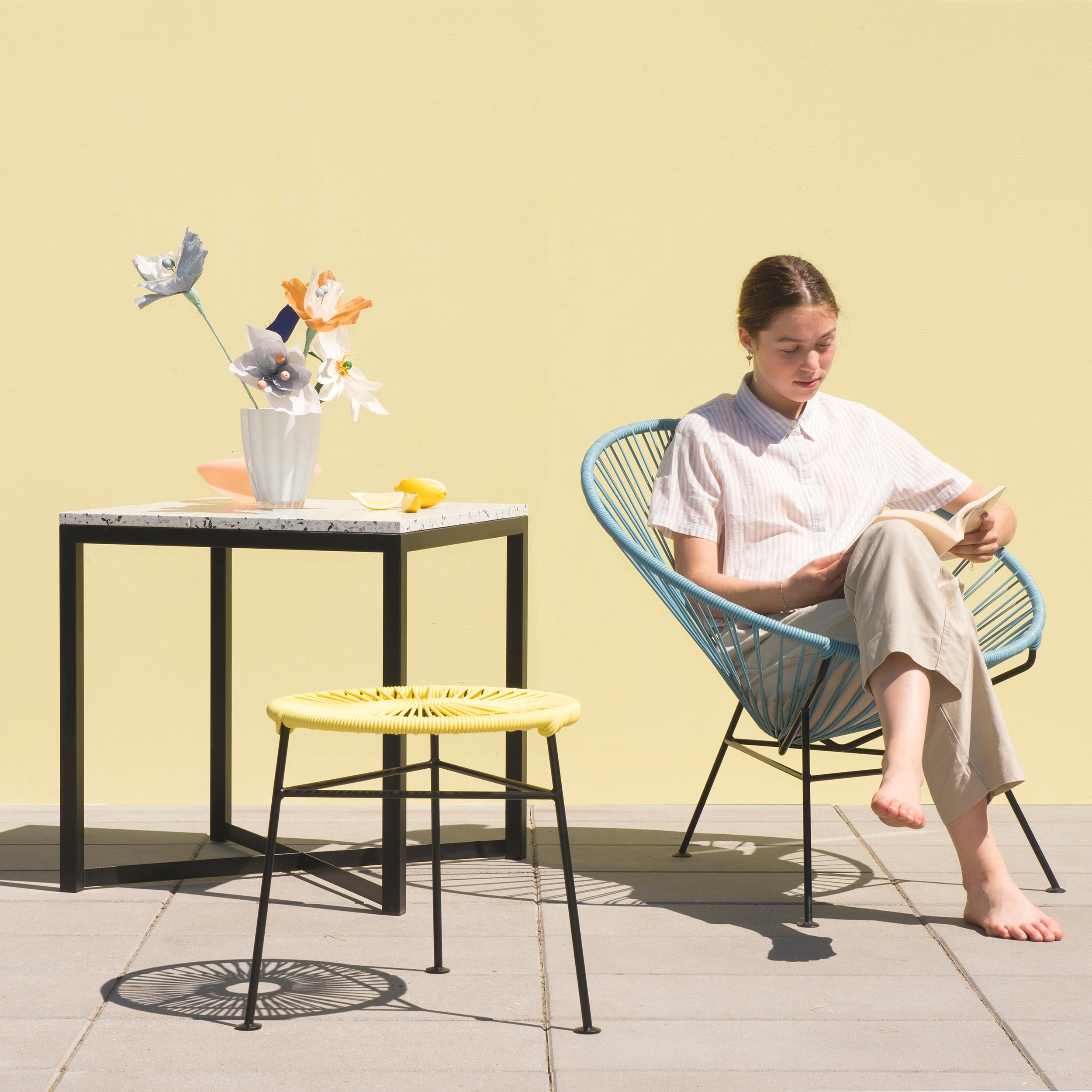 Poudré Tabouret Centro jaune avec plateau noir par OK Design/One en vente