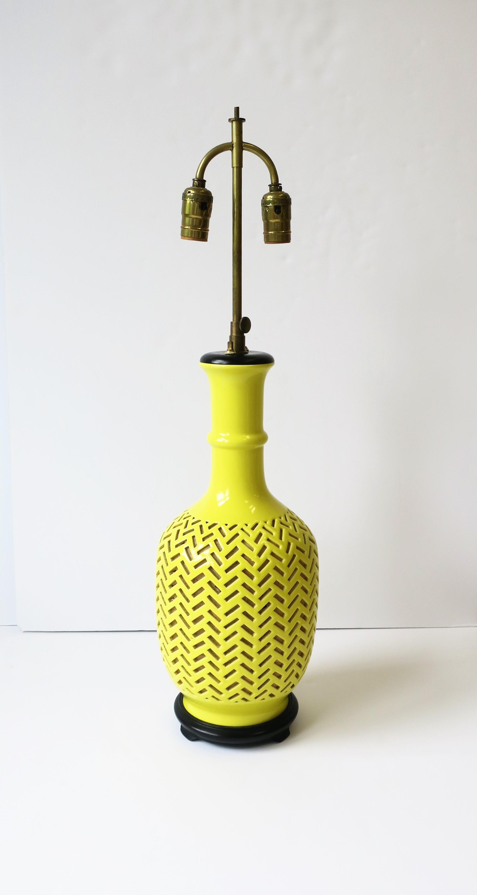 Leuchtend gelbe Chevron Chinoiserie-Tischlampe aus Keramik mit Seidenschirm im Angebot 4