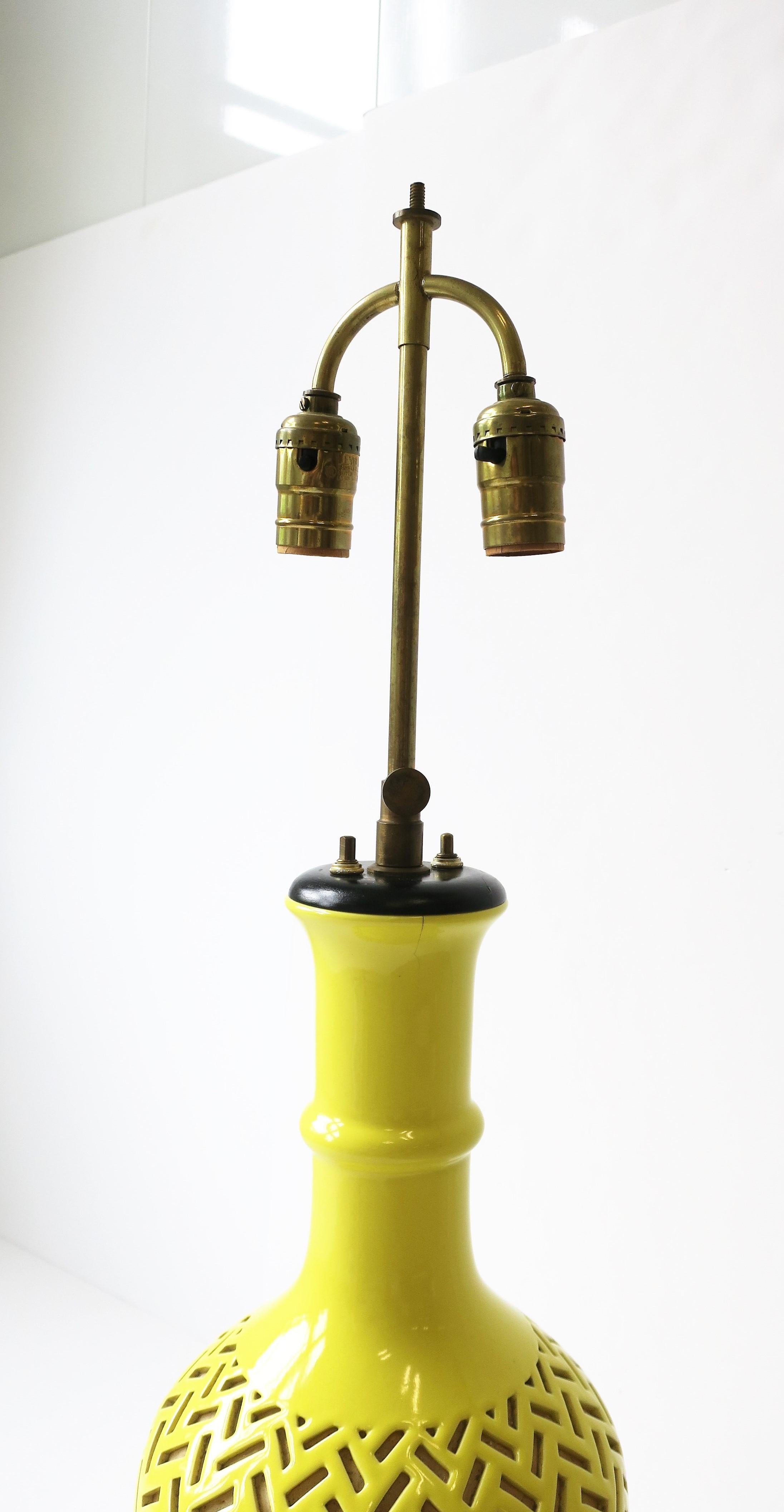 Leuchtend gelbe Chevron Chinoiserie-Tischlampe aus Keramik mit Seidenschirm im Angebot 5