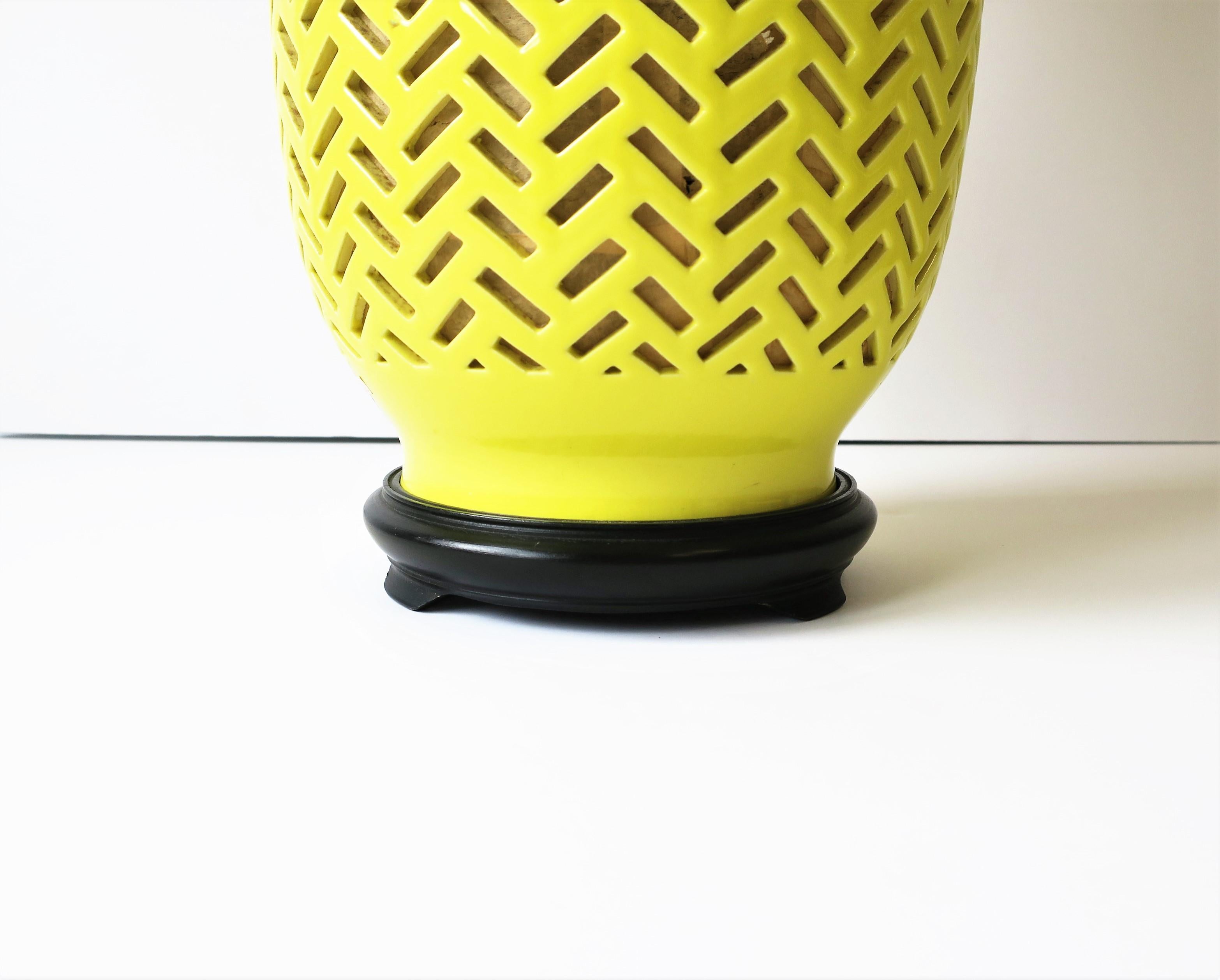 Leuchtend gelbe Chevron Chinoiserie-Tischlampe aus Keramik mit Seidenschirm im Angebot 7