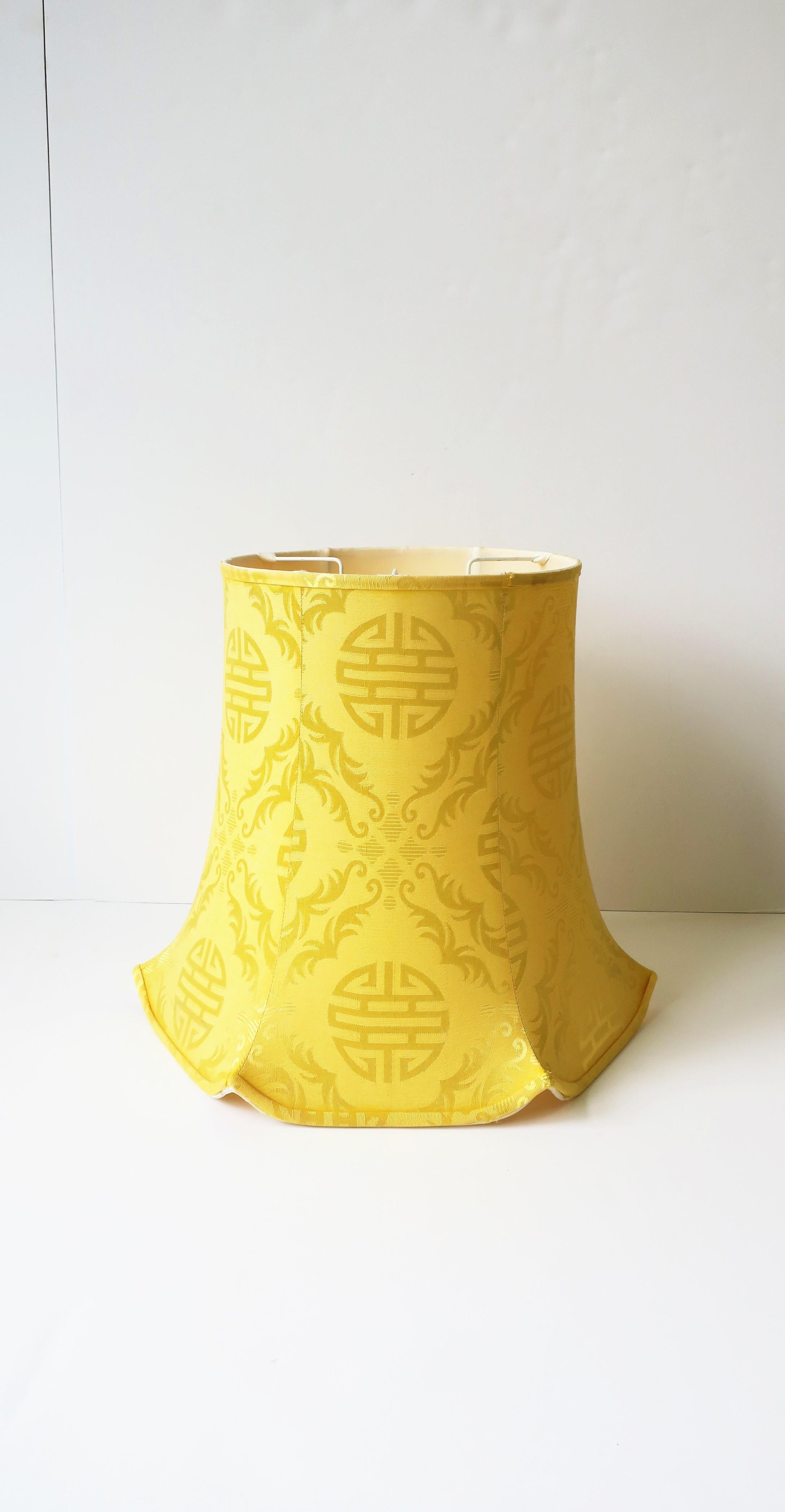 Leuchtend gelbe Chevron Chinoiserie-Tischlampe aus Keramik mit Seidenschirm im Angebot 10