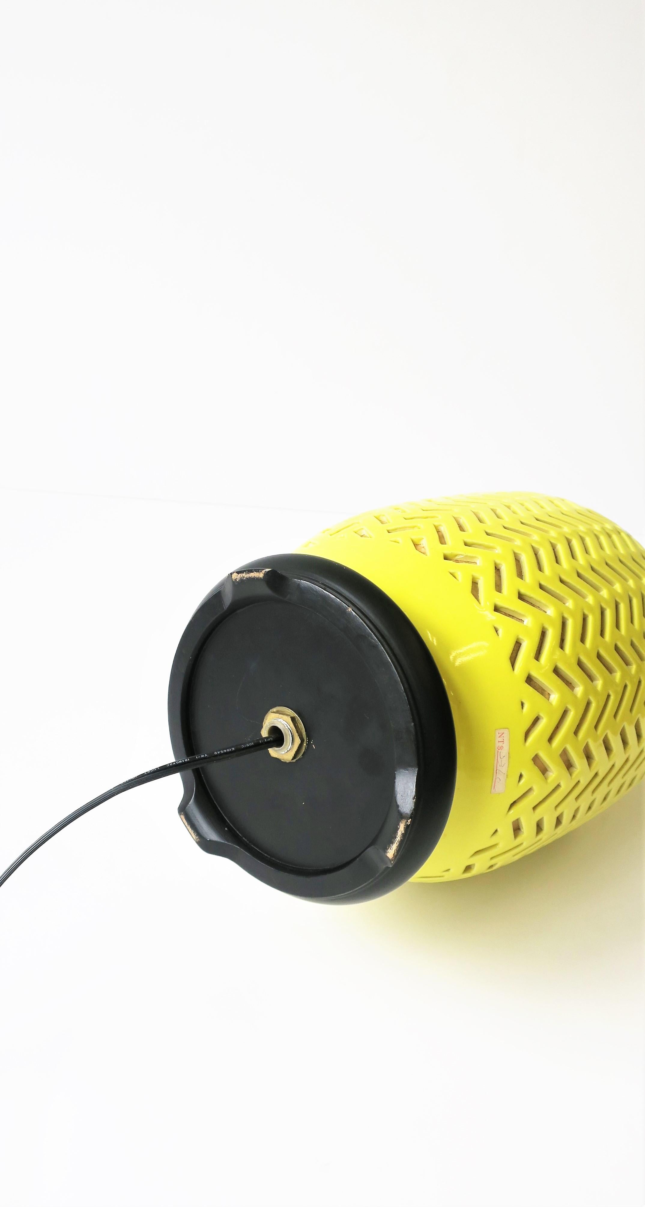 Leuchtend gelbe Chevron Chinoiserie-Tischlampe aus Keramik mit Seidenschirm im Angebot 12