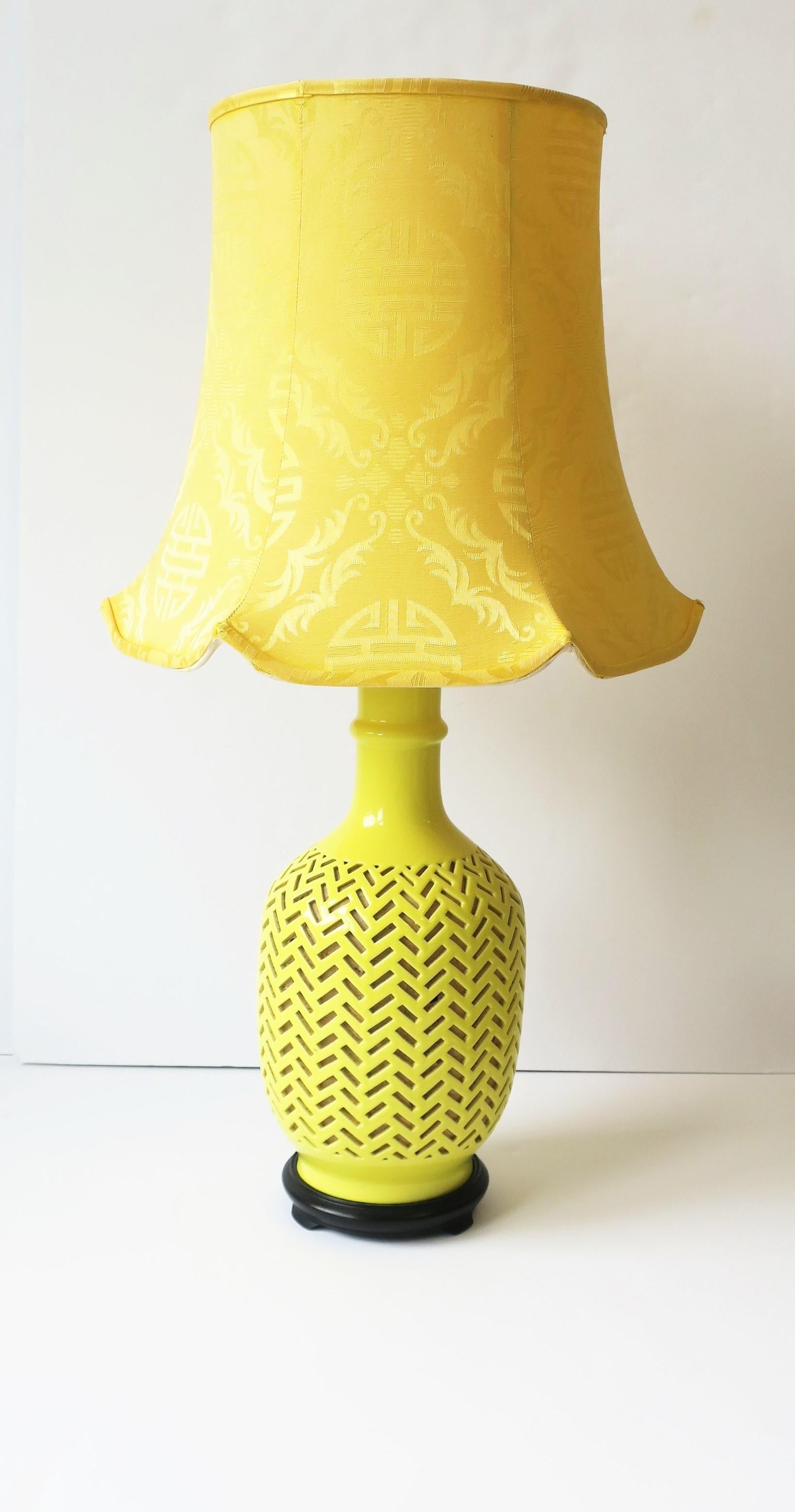 Leuchtend gelbe Chevron Chinoiserie-Tischlampe aus Keramik mit Seidenschirm (Asiatisch) im Angebot