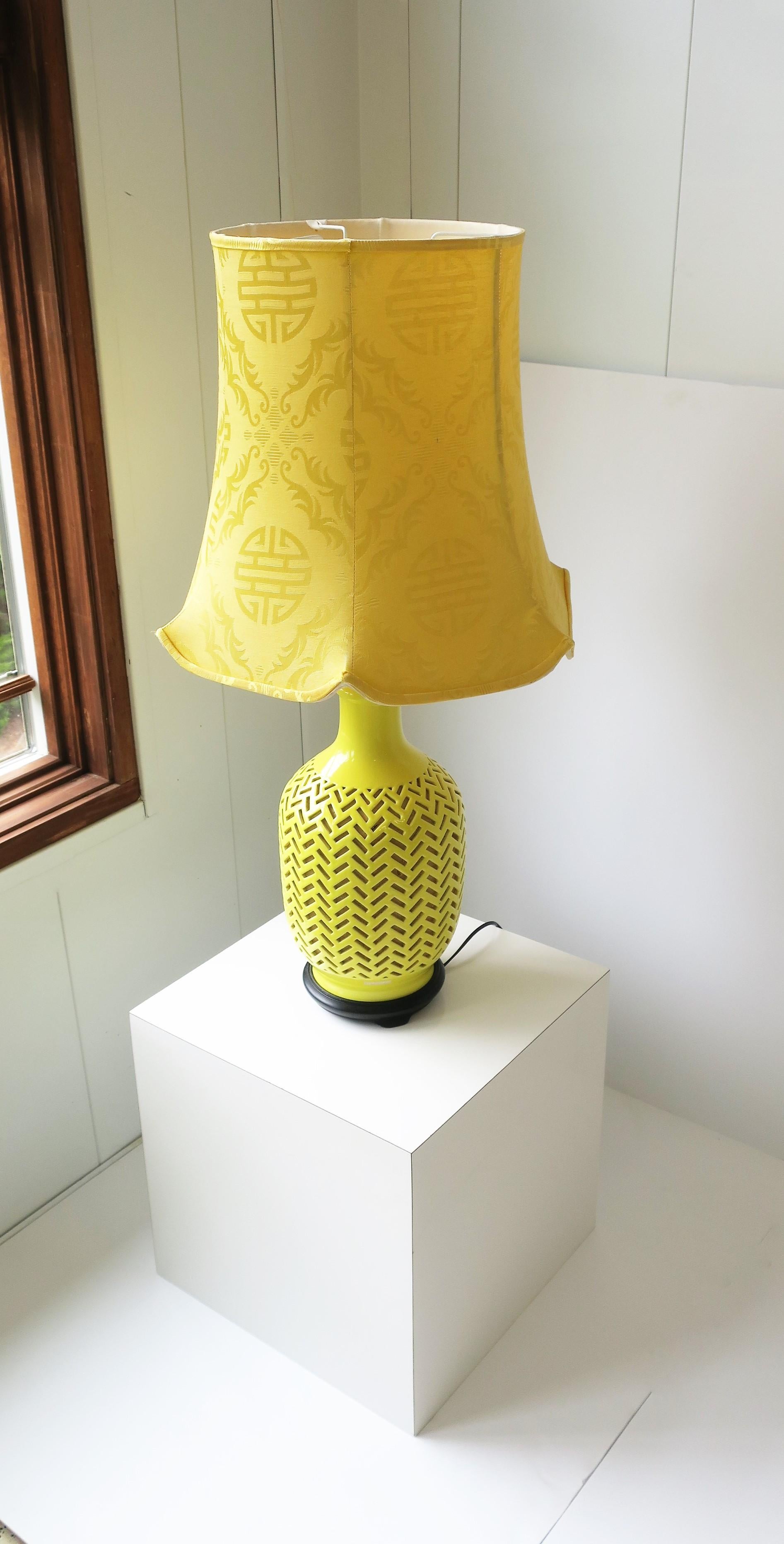 Leuchtend gelbe Chevron Chinoiserie-Tischlampe aus Keramik mit Seidenschirm im Zustand „Gut“ im Angebot in New York, NY