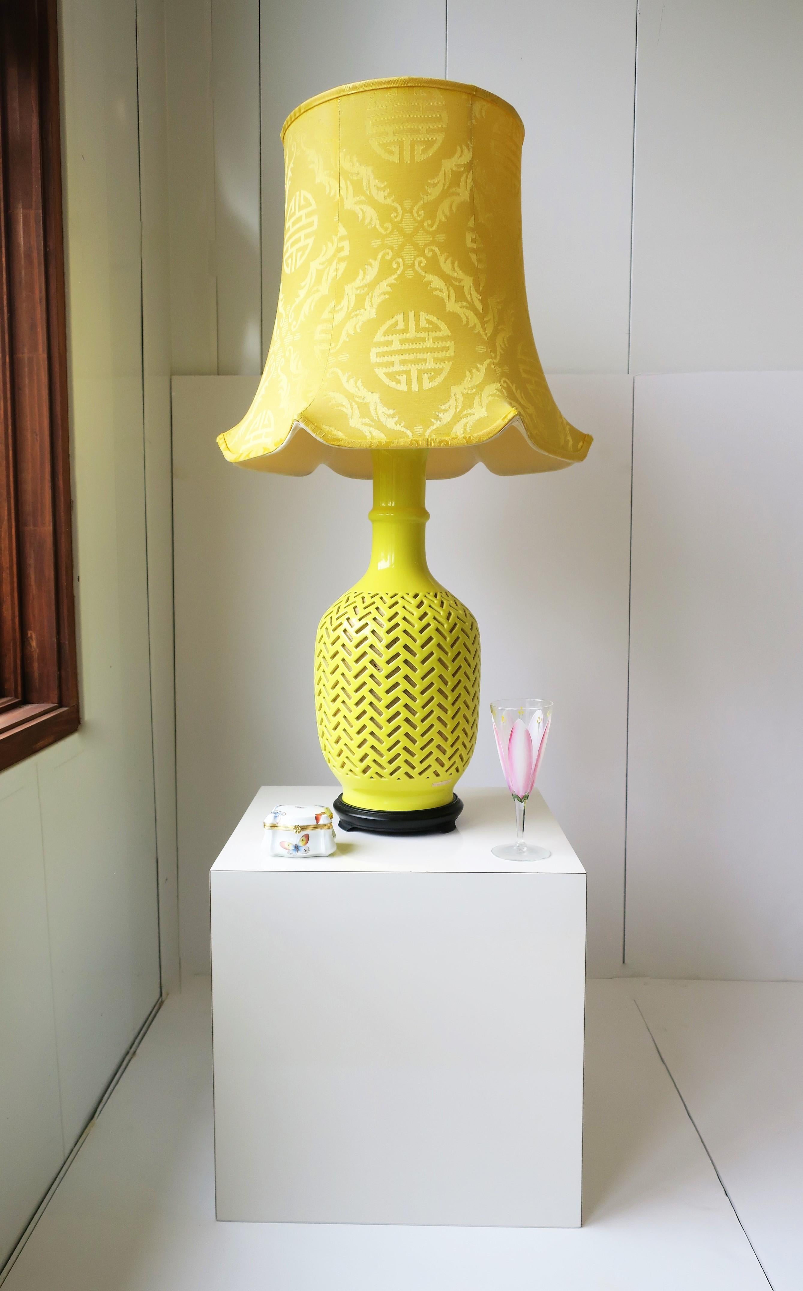 Leuchtend gelbe Chevron Chinoiserie-Tischlampe aus Keramik mit Seidenschirm (Ende des 20. Jahrhunderts) im Angebot