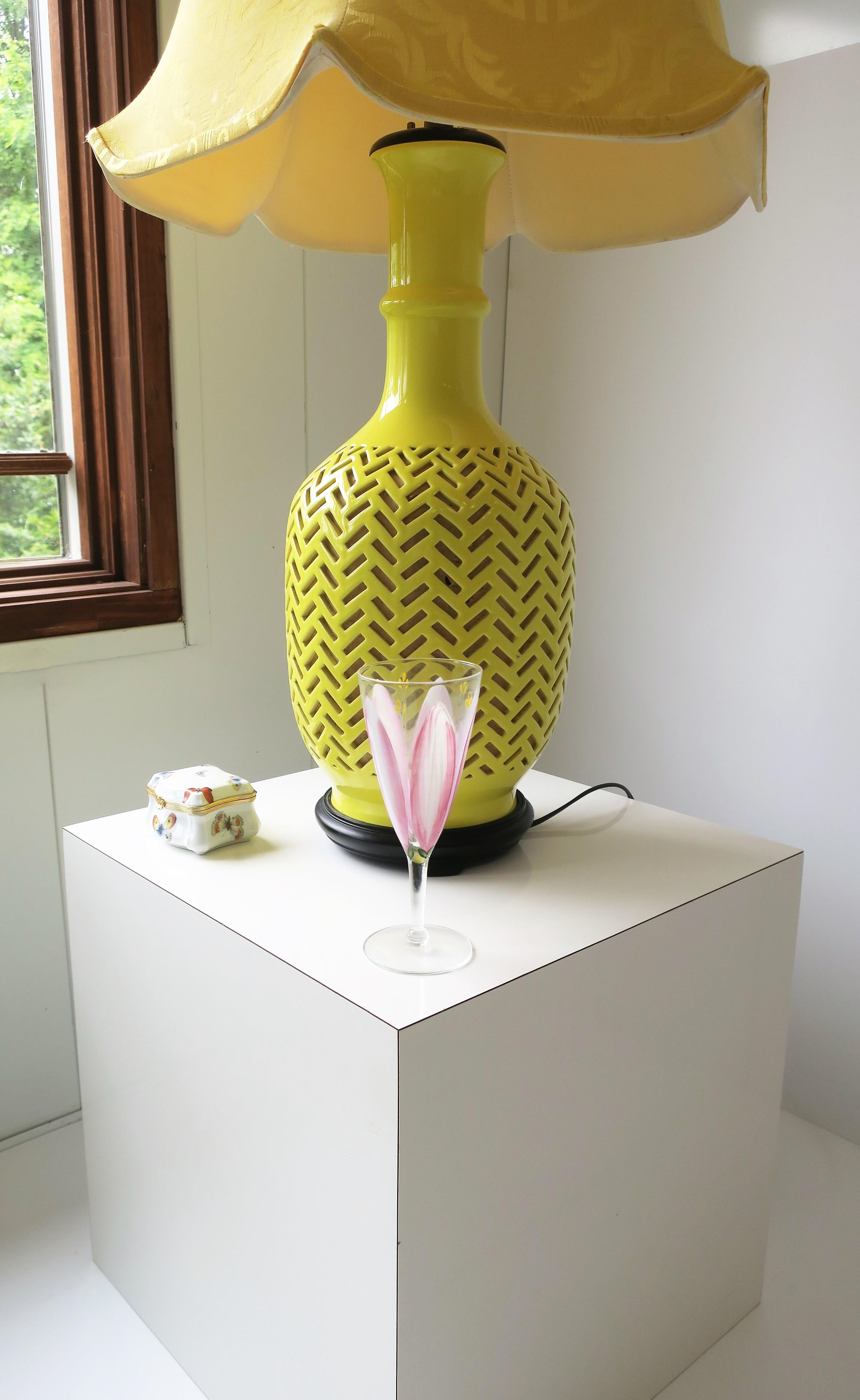 Leuchtend gelbe Chevron Chinoiserie-Tischlampe aus Keramik mit Seidenschirm im Angebot 2