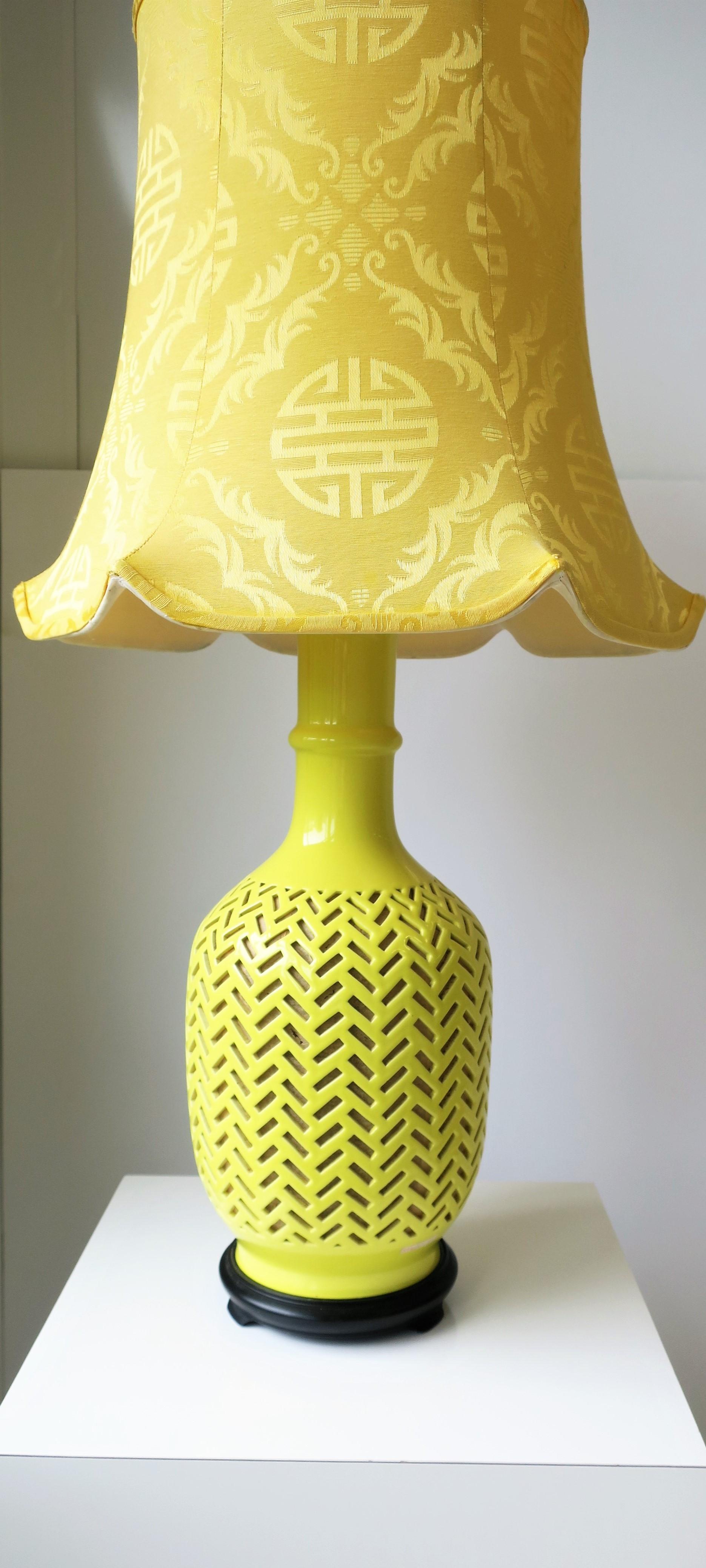 Late 20th Century Bright Yellow Ceramic Chevron Chinoiserie Table Lamp with Silk Shade For Sale