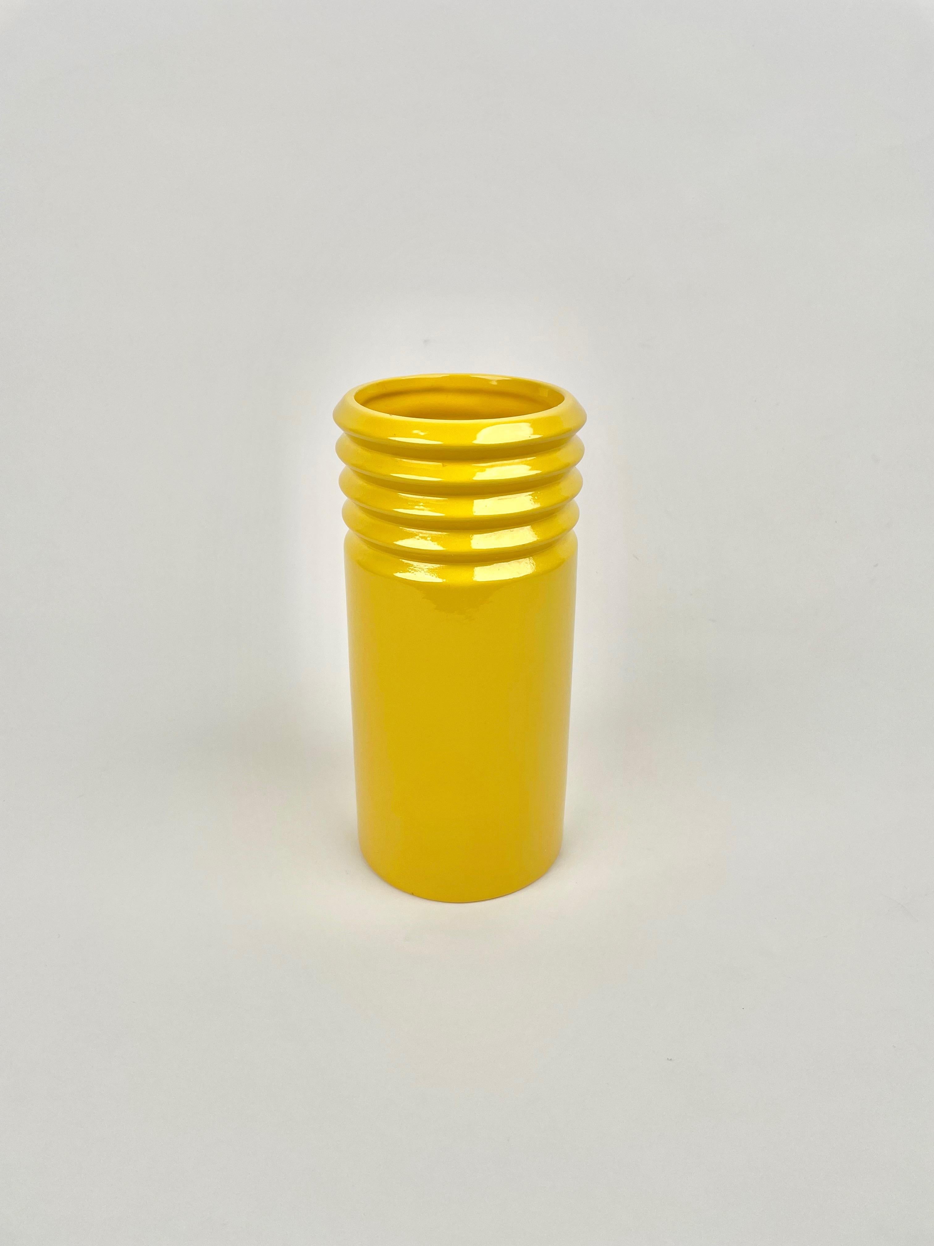 Cylindric vase in yellow ceramic by Il Picchio. Made in Italy in the 1960s. 
The original signature 