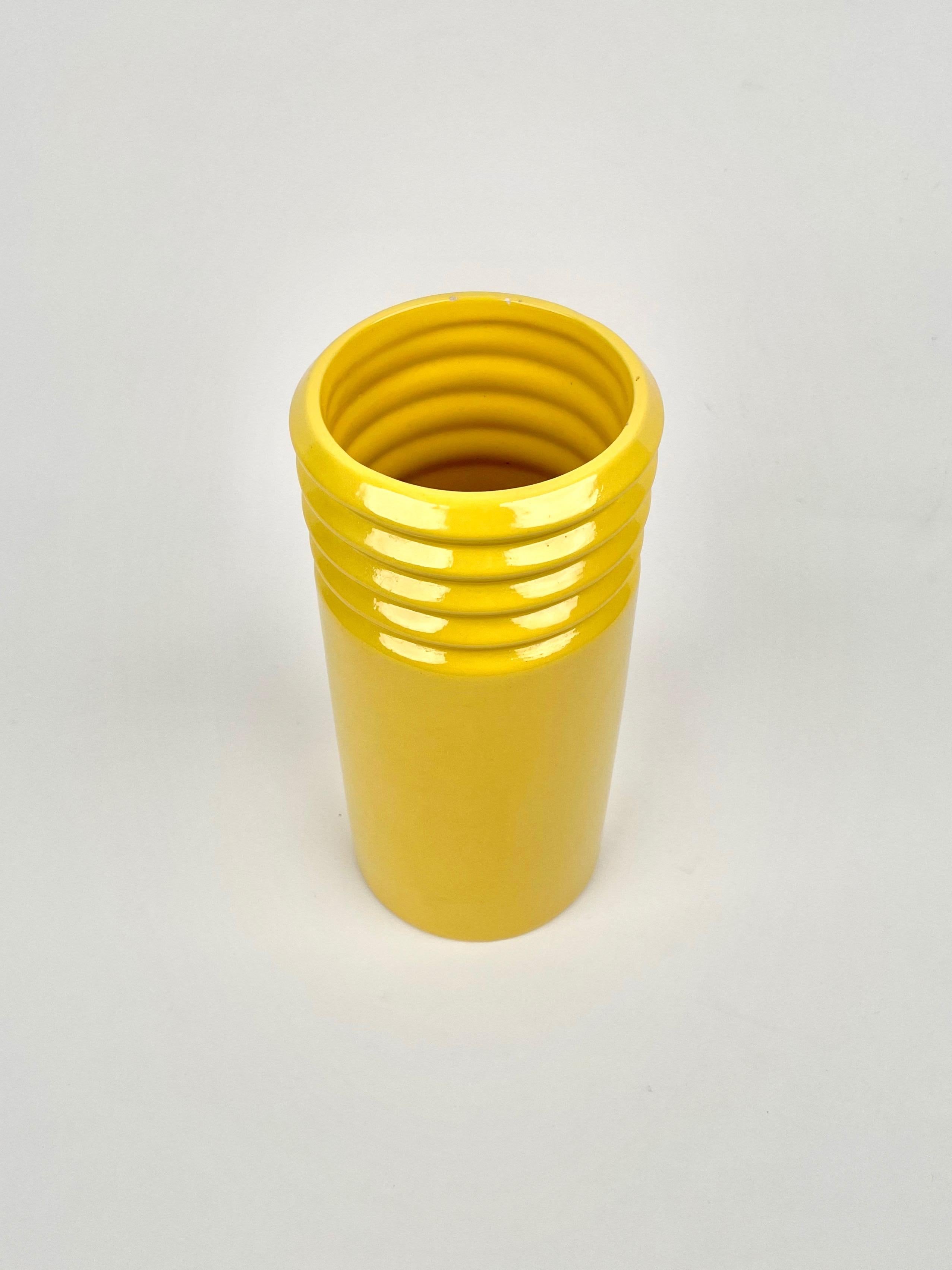 Milieu du XXe siècle Vase cylindrique en céramique jaune par Il Picchio, Italie, années 1960 en vente