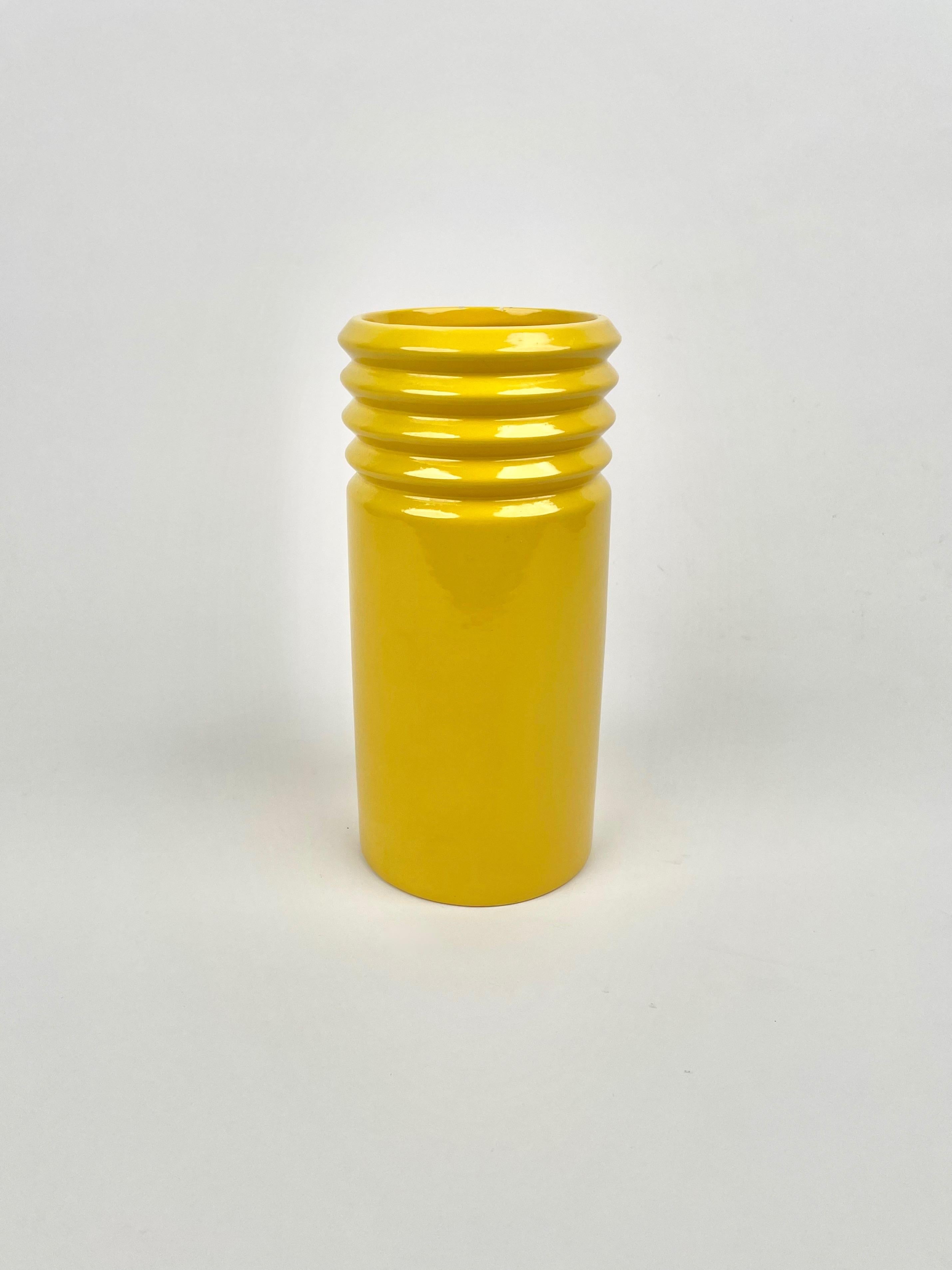 Céramique Vase cylindrique en céramique jaune par Il Picchio, Italie, années 1960 en vente