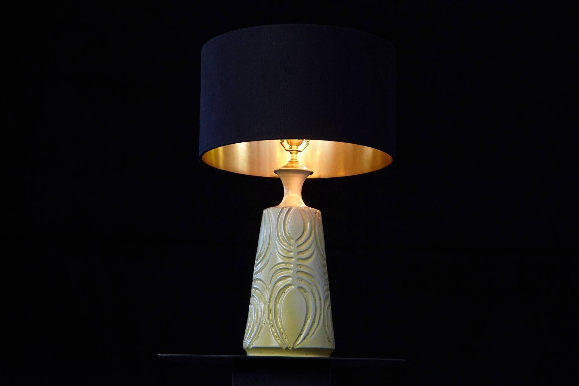 Lampe en céramique jaune avec éléments décoratifs de Robert Maxwell et nouvel abat-jour Bon état - En vente à Aramits, Nouvelle-Aquitaine
