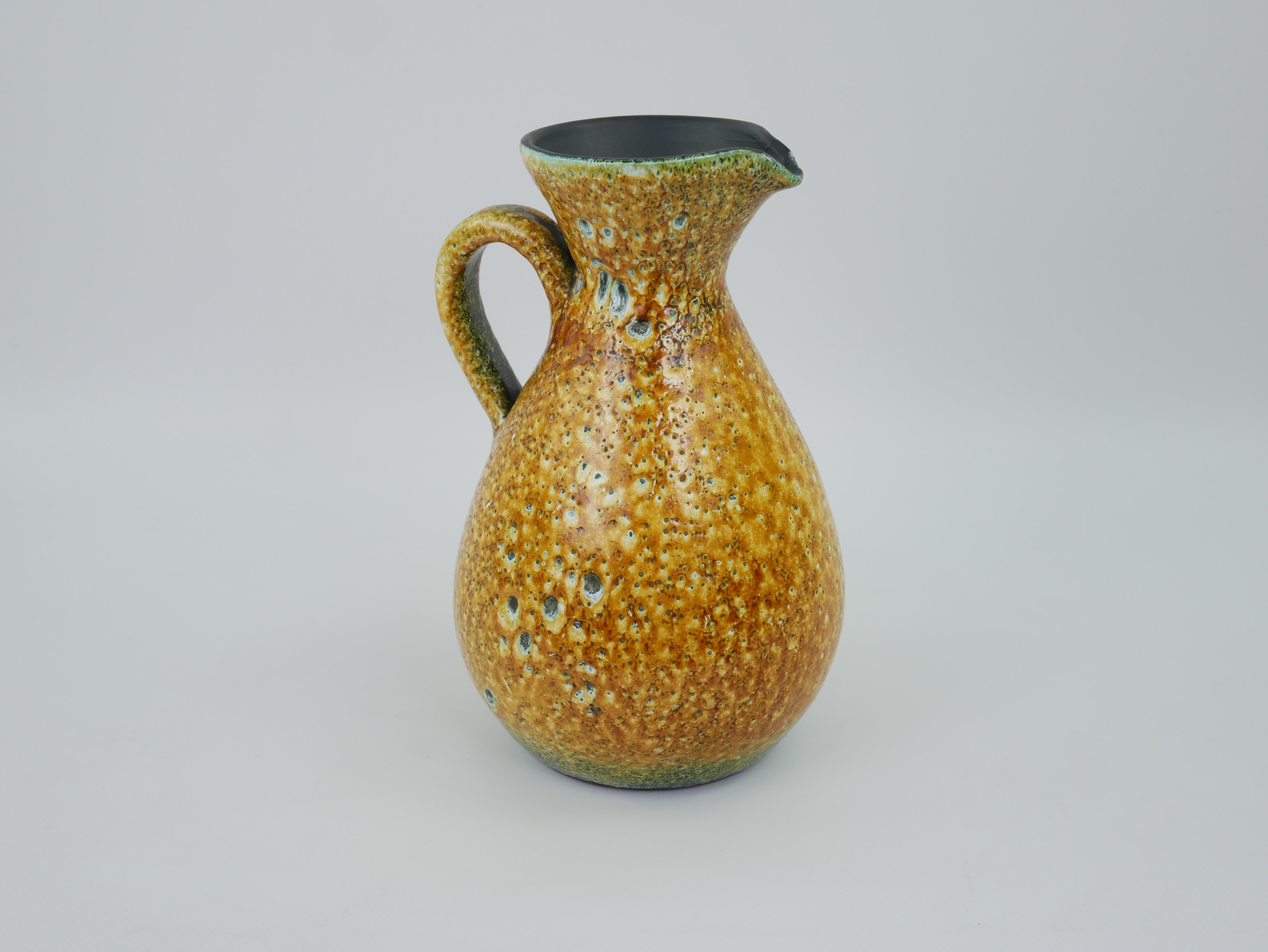Vase en céramique fabriqué à la main rappelant le style Accolay, réputé pour son charme artisanal et son attrait moderne du milieu du siècle dernier. Le vase présente un corps bulbeux, en forme de poire, avec un col délicat et effilé vers le haut